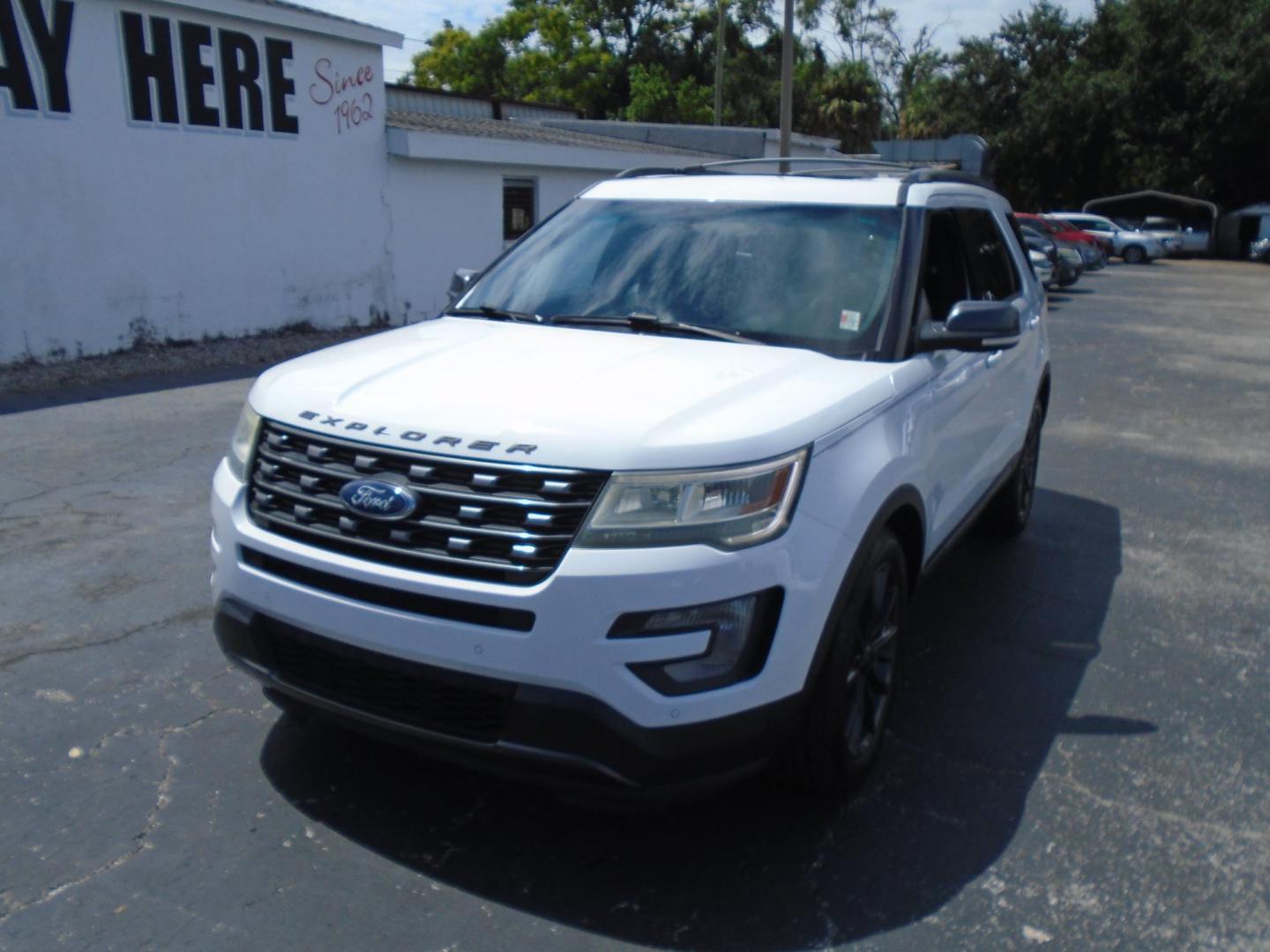 2017 GRAY /BLACK & WHITE Ford Explorer XLT FWD (1FM5K7D83HG) with an 3.5L V6 DOHC 24V engine, 6A transmission, located at 6112 N Florida Avenue, Tampa, FL, 33604, (888) 521-5131, 27.954929, -82.459534 - 499$ Down plus tax & tag. - Photo#2