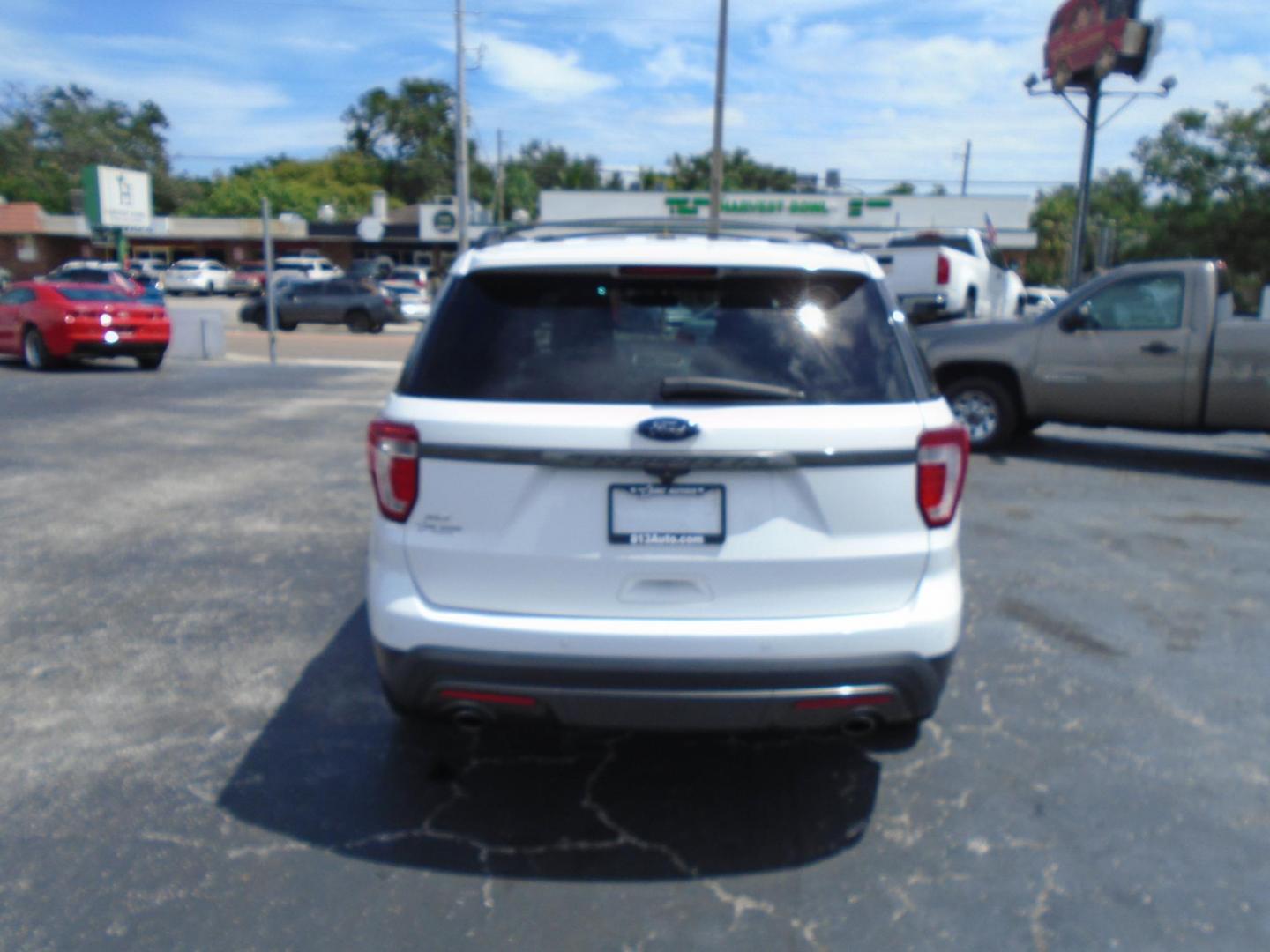 2017 GRAY /BLACK & WHITE Ford Explorer XLT FWD (1FM5K7D83HG) with an 3.5L V6 DOHC 24V engine, 6A transmission, located at 6112 N Florida Avenue, Tampa, FL, 33604, (888) 521-5131, 27.954929, -82.459534 - 499$ Down plus tax & tag. - Photo#4