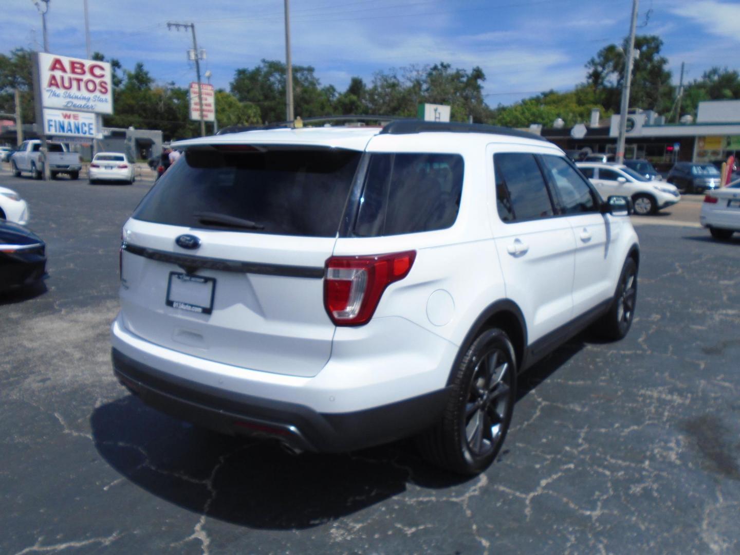 2017 GRAY /BLACK & WHITE Ford Explorer XLT FWD (1FM5K7D83HG) with an 3.5L V6 DOHC 24V engine, 6A transmission, located at 6112 N Florida Avenue, Tampa, FL, 33604, (888) 521-5131, 27.954929, -82.459534 - 499$ Down plus tax & tag. - Photo#5