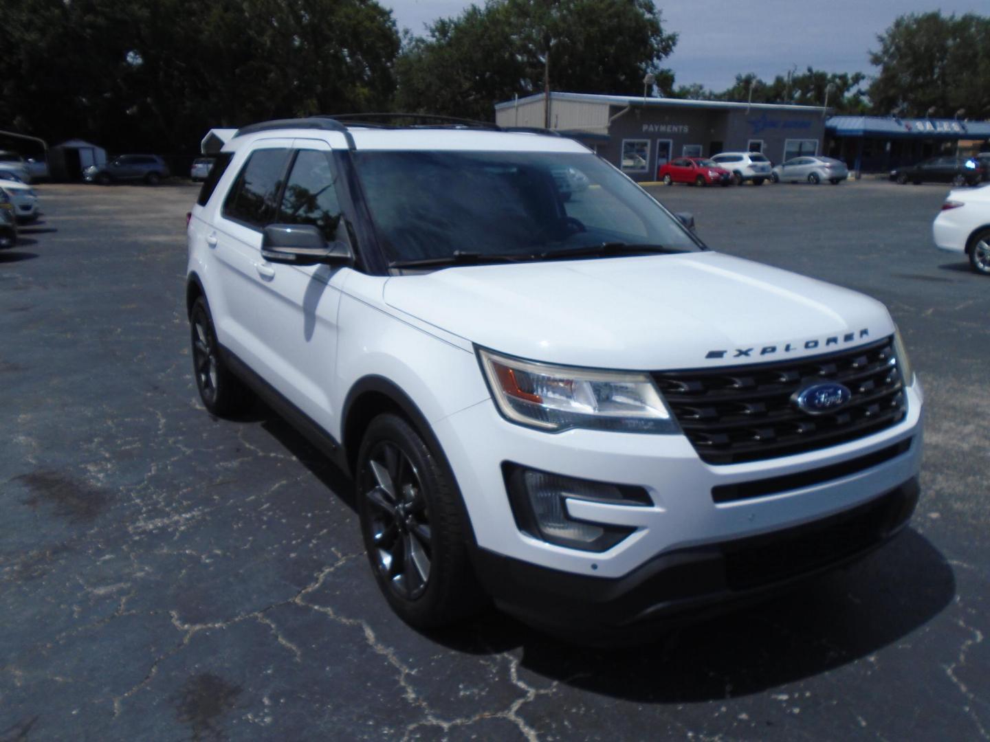 2017 GRAY /BLACK & WHITE Ford Explorer XLT FWD (1FM5K7D83HG) with an 3.5L V6 DOHC 24V engine, 6A transmission, located at 6112 N Florida Avenue, Tampa, FL, 33604, (888) 521-5131, 27.954929, -82.459534 - 499$ Down plus tax & tag. - Photo#3