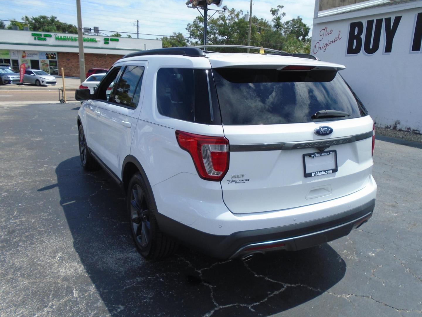 2017 GRAY /BLACK & WHITE Ford Explorer XLT FWD (1FM5K7D83HG) with an 3.5L V6 DOHC 24V engine, 6A transmission, located at 6112 N Florida Avenue, Tampa, FL, 33604, (888) 521-5131, 27.954929, -82.459534 - 499$ Down plus tax & tag. - Photo#6