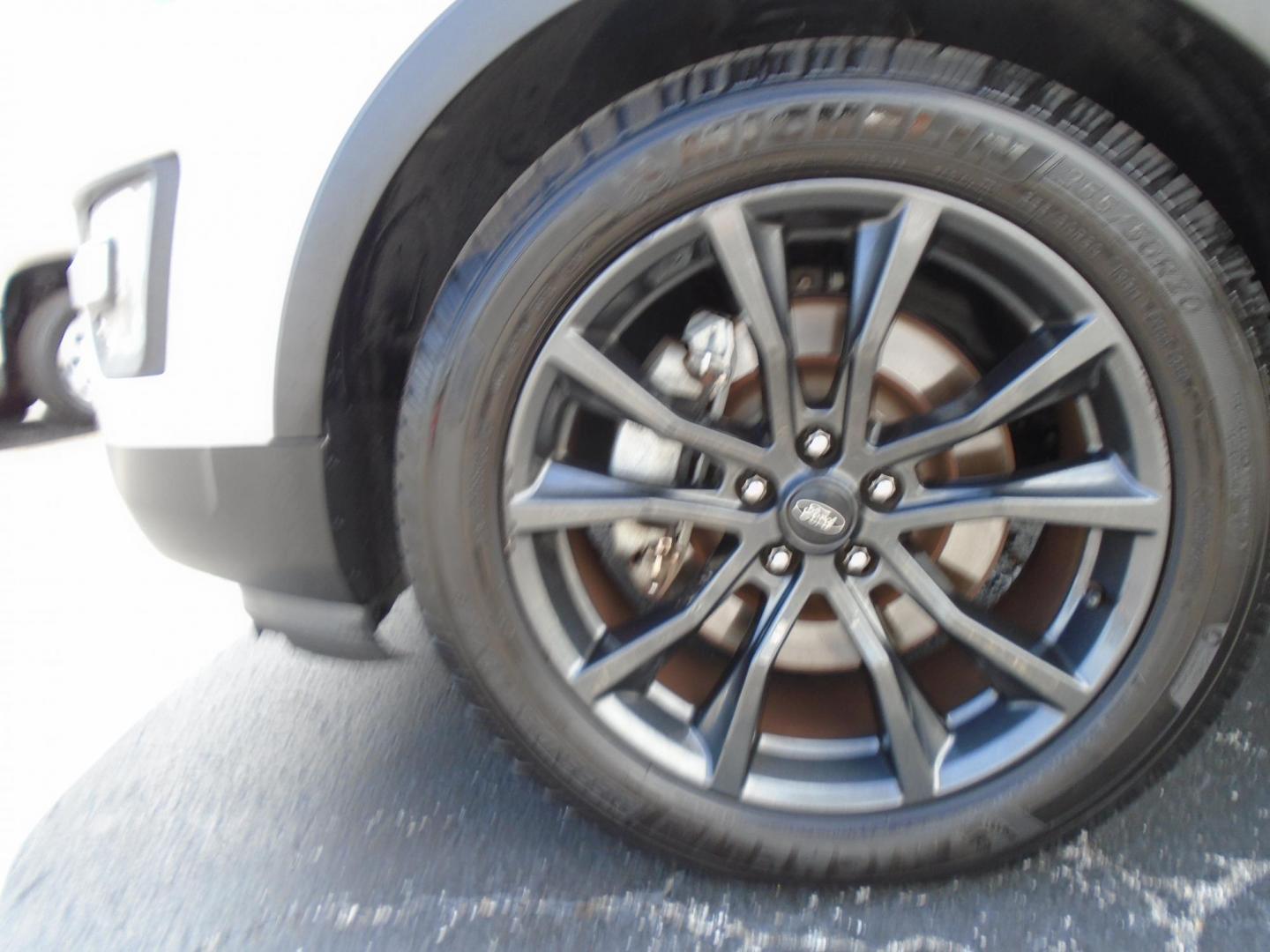 2017 GRAY /BLACK & WHITE Ford Explorer XLT FWD (1FM5K7D83HG) with an 3.5L V6 DOHC 24V engine, 6A transmission, located at 6112 N Florida Avenue, Tampa, FL, 33604, (888) 521-5131, 27.954929, -82.459534 - 499$ Down plus tax & tag. - Photo#16