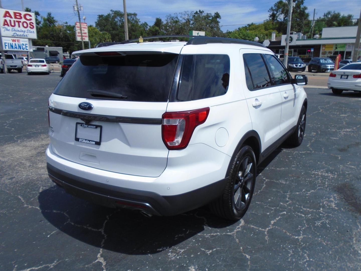 2017 GRAY /BLACK & WHITE Ford Explorer XLT FWD (1FM5K7D83HG) with an 3.5L V6 DOHC 24V engine, 6A transmission, located at 6112 N Florida Avenue, Tampa, FL, 33604, (888) 521-5131, 27.954929, -82.459534 - 499$ Down plus tax & tag. - Photo#7