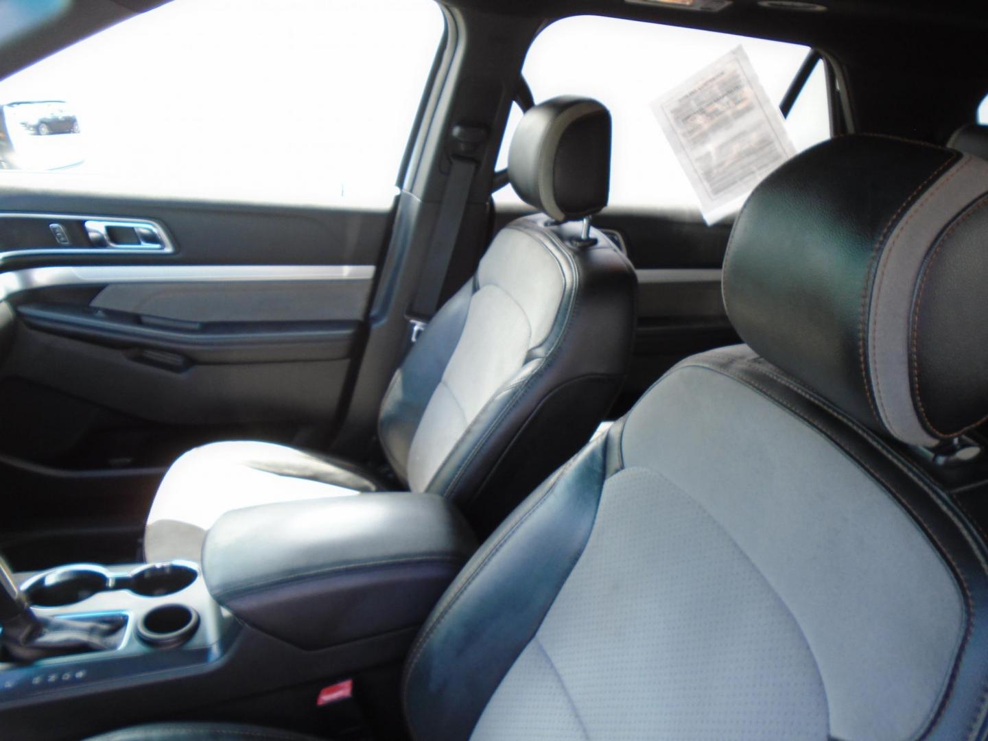 2017 GRAY /BLACK & WHITE Ford Explorer XLT FWD (1FM5K7D83HG) with an 3.5L V6 DOHC 24V engine, 6A transmission, located at 6112 N Florida Avenue, Tampa, FL, 33604, (888) 521-5131, 27.954929, -82.459534 - 499$ Down plus tax & tag. - Photo#12