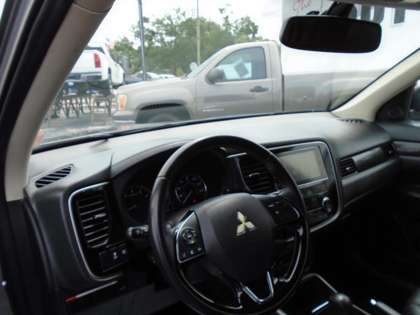 2018 GRAY /Black Mitsubishi Outlander SE 2WD (JA4AD3A32JJ) with an 2.4L L4 DOHC 16V engine, CVT transmission, located at 6112 N Florida Avenue, Tampa, FL, 33604, (888) 521-5131, 27.954929, -82.459534 - 499$ DOWN PLUS TAX & TAG. - Photo#9