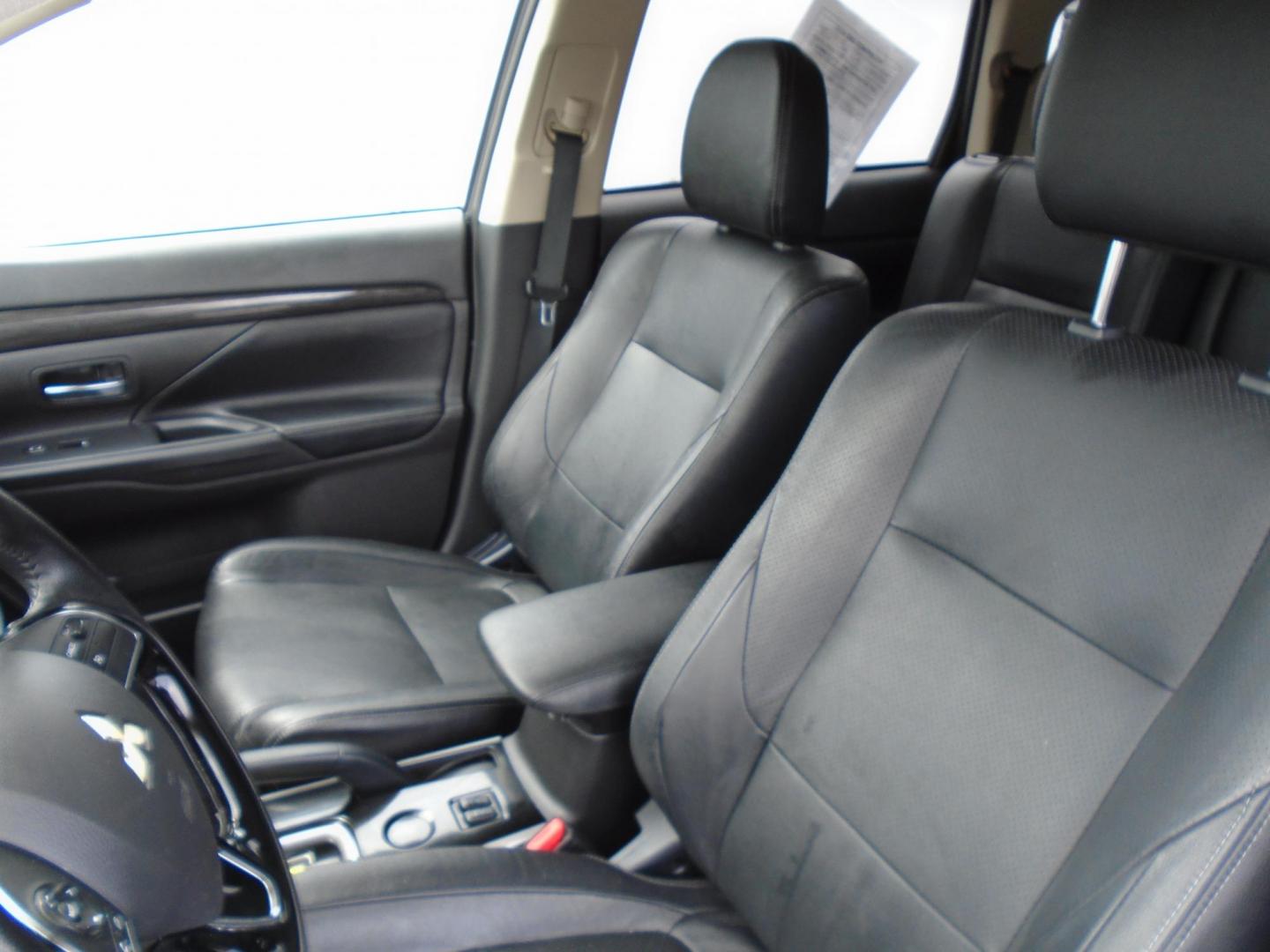 2018 GRAY /Black Mitsubishi Outlander SE 2WD (JA4AD3A32JJ) with an 2.4L L4 DOHC 16V engine, CVT transmission, located at 6112 N Florida Avenue, Tampa, FL, 33604, (888) 521-5131, 27.954929, -82.459534 - 499$ DOWN PLUS TAX & TAG. - Photo#12