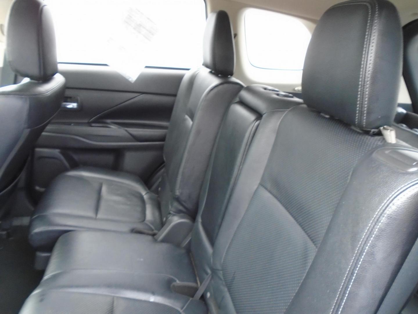 2018 GRAY /Black Mitsubishi Outlander SE 2WD (JA4AD3A32JJ) with an 2.4L L4 DOHC 16V engine, CVT transmission, located at 6112 N Florida Avenue, Tampa, FL, 33604, (888) 521-5131, 27.954929, -82.459534 - 499$ DOWN PLUS TAX & TAG. - Photo#13