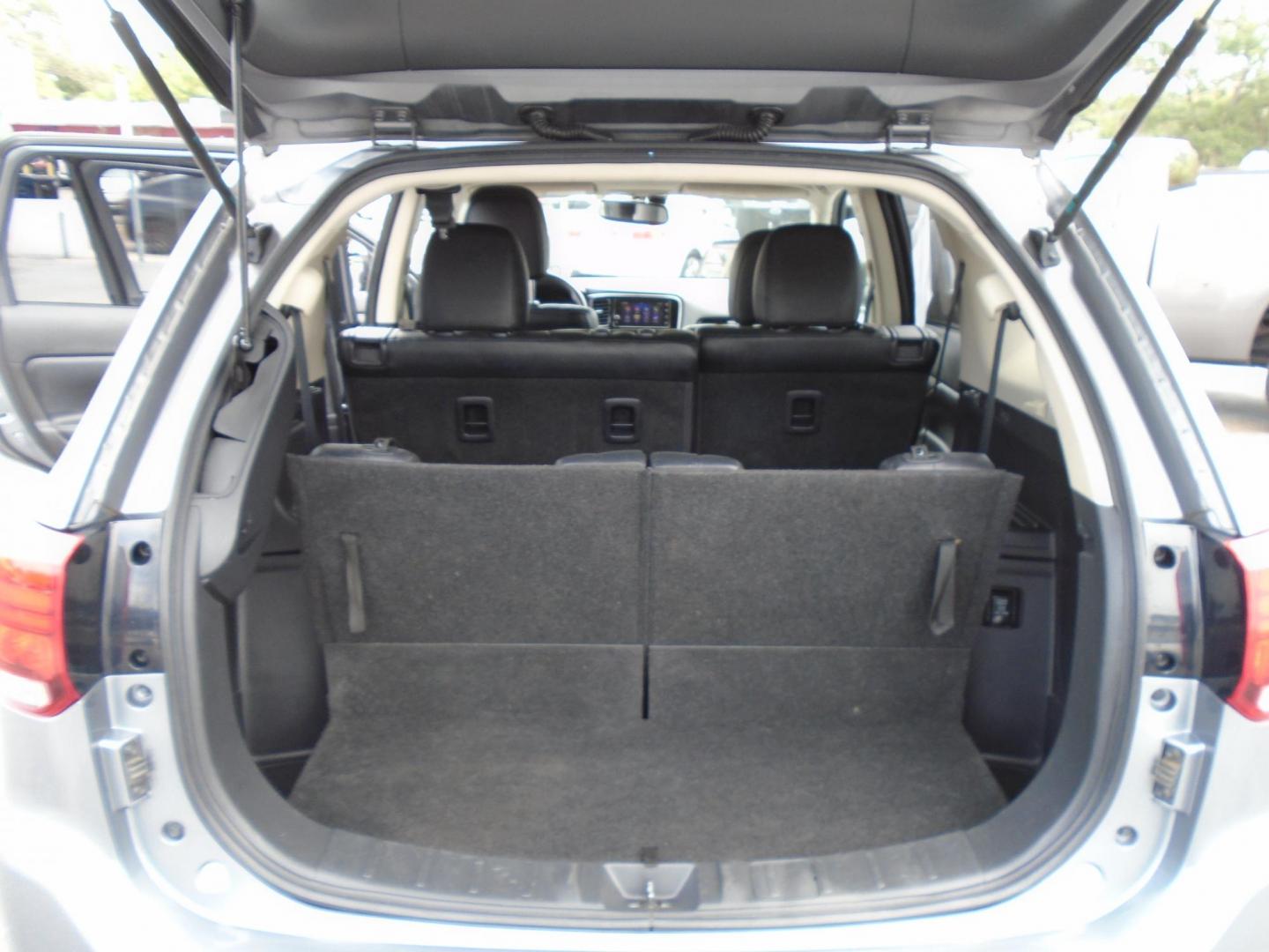 2018 GRAY /Black Mitsubishi Outlander SE 2WD (JA4AD3A32JJ) with an 2.4L L4 DOHC 16V engine, CVT transmission, located at 6112 N Florida Avenue, Tampa, FL, 33604, (888) 521-5131, 27.954929, -82.459534 - 499$ DOWN PLUS TAX & TAG. - Photo#7