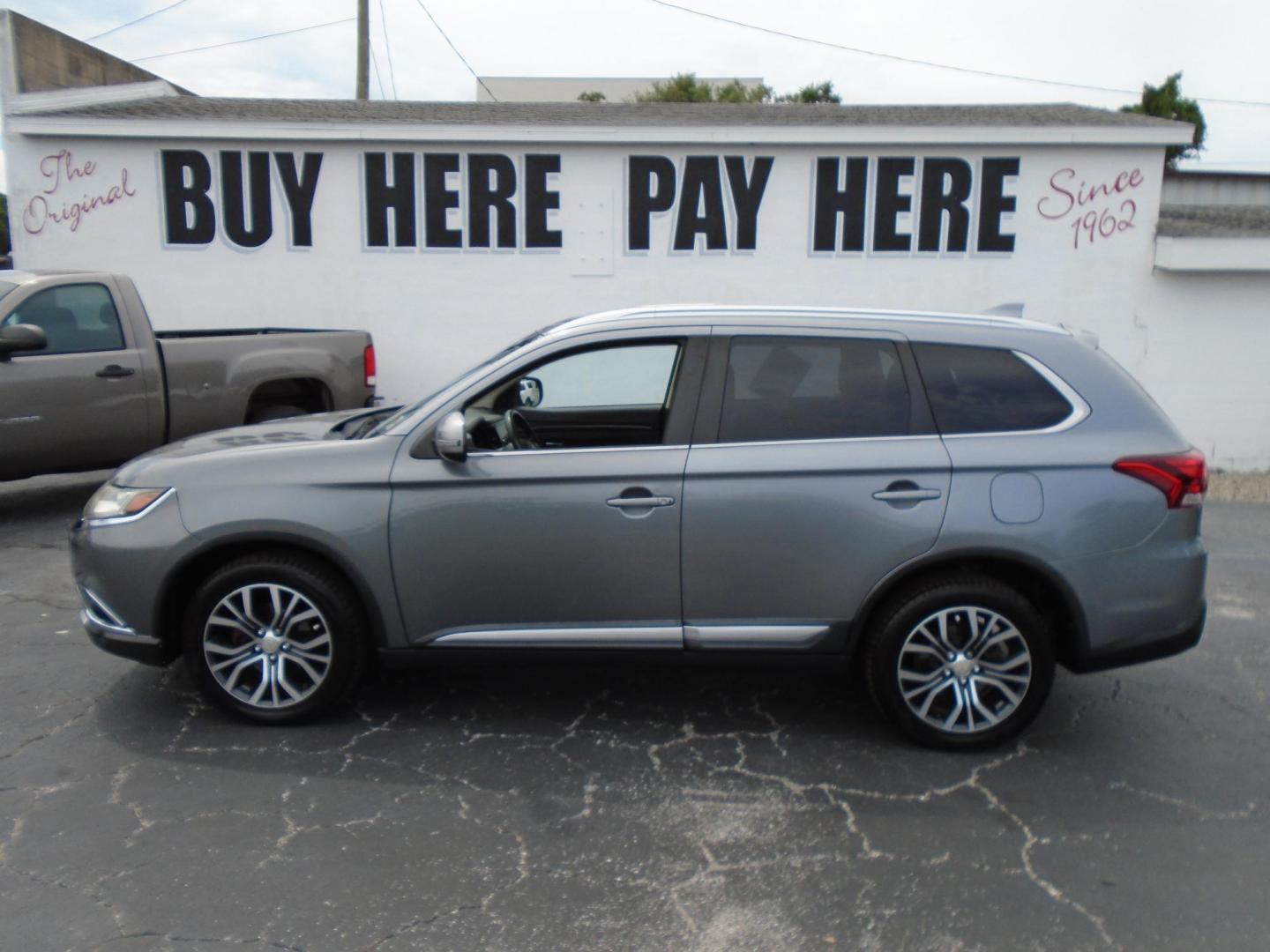 2018 GRAY /Black Mitsubishi Outlander SE 2WD (JA4AD3A32JJ) with an 2.4L L4 DOHC 16V engine, CVT transmission, located at 6112 N Florida Avenue, Tampa, FL, 33604, (888) 521-5131, 27.954929, -82.459534 - 499$ DOWN PLUS TAX & TAG. - Photo#0