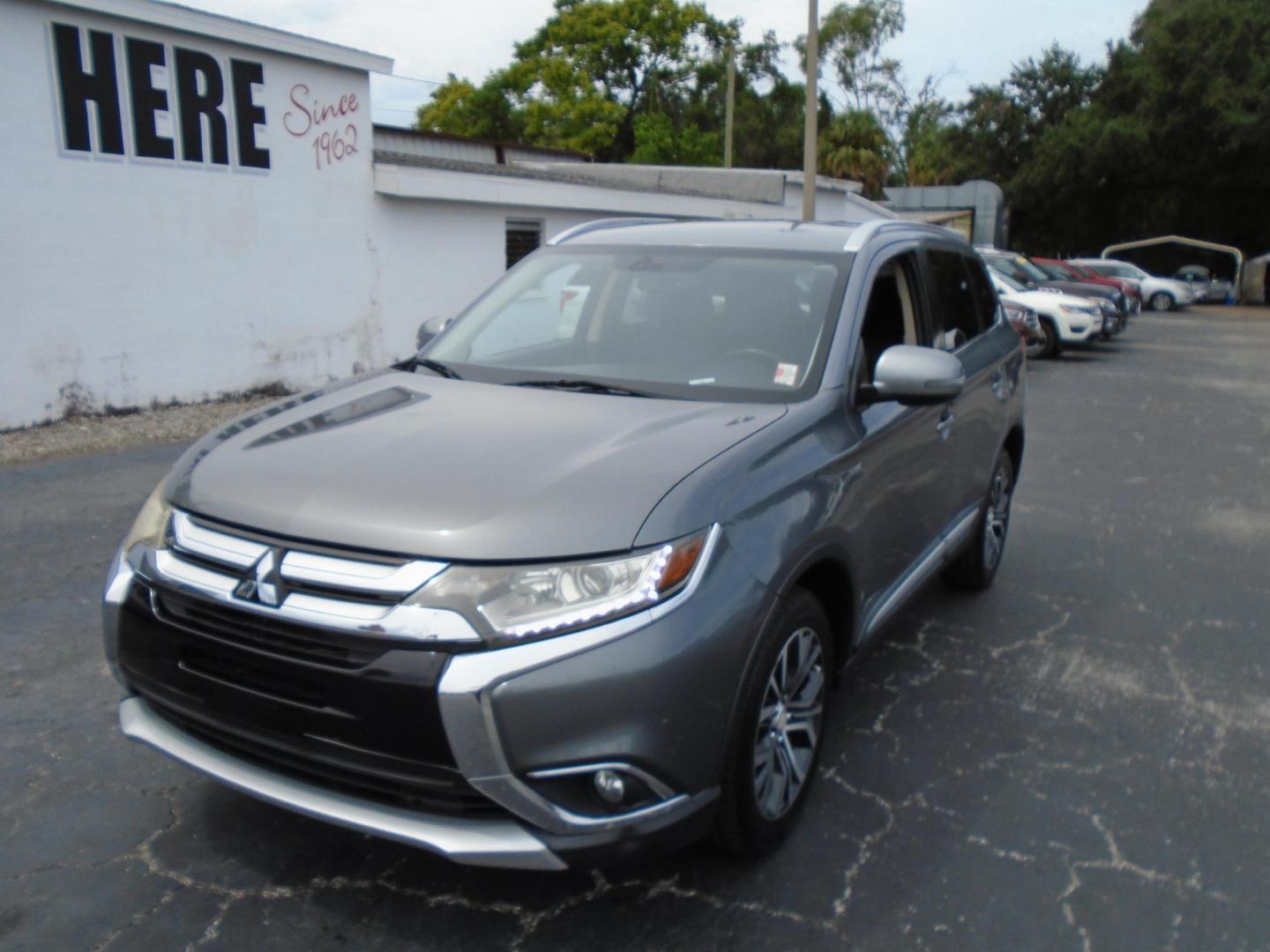 2018 GRAY /Black Mitsubishi Outlander SE 2WD (JA4AD3A32JJ) with an 2.4L L4 DOHC 16V engine, CVT transmission, located at 6112 N Florida Avenue, Tampa, FL, 33604, (888) 521-5131, 27.954929, -82.459534 - 499$ DOWN PLUS TAX & TAG. - Photo#2