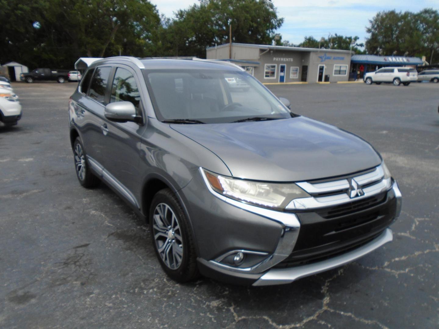 2018 GRAY /Black Mitsubishi Outlander SE 2WD (JA4AD3A32JJ) with an 2.4L L4 DOHC 16V engine, CVT transmission, located at 6112 N Florida Avenue, Tampa, FL, 33604, (888) 521-5131, 27.954929, -82.459534 - 499$ DOWN PLUS TAX & TAG. - Photo#3