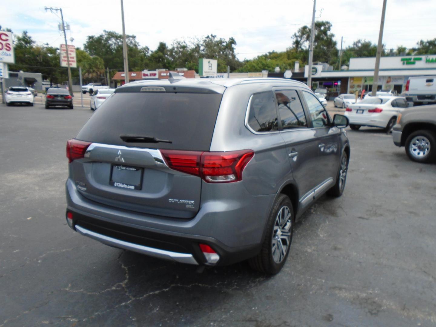 2018 GRAY /Black Mitsubishi Outlander SE 2WD (JA4AD3A32JJ) with an 2.4L L4 DOHC 16V engine, CVT transmission, located at 6112 N Florida Avenue, Tampa, FL, 33604, (888) 521-5131, 27.954929, -82.459534 - 499$ DOWN PLUS TAX & TAG. - Photo#4