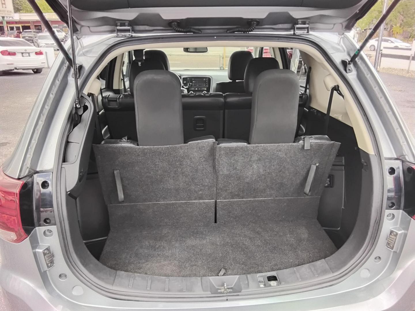 2018 GRAY /Black Mitsubishi Outlander SE 2WD (JA4AD3A32JJ) with an 2.4L L4 DOHC 16V engine, CVT transmission, located at 6112 N Florida Avenue, Tampa, FL, 33604, (888) 521-5131, 27.954929, -82.459534 - 499$ DOWN PLUS TAX & TAG. - Photo#11