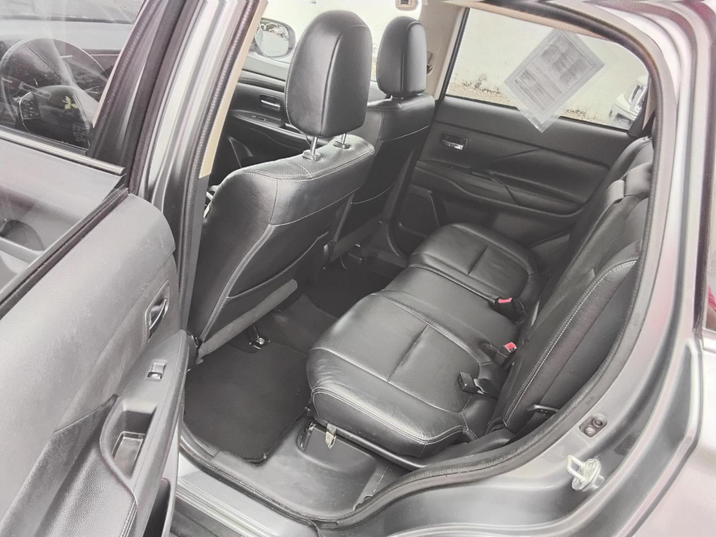 2018 GRAY /Black Mitsubishi Outlander SE 2WD (JA4AD3A32JJ) with an 2.4L L4 DOHC 16V engine, CVT transmission, located at 6112 N Florida Avenue, Tampa, FL, 33604, (888) 521-5131, 27.954929, -82.459534 - 499$ DOWN PLUS TAX & TAG. - Photo#10