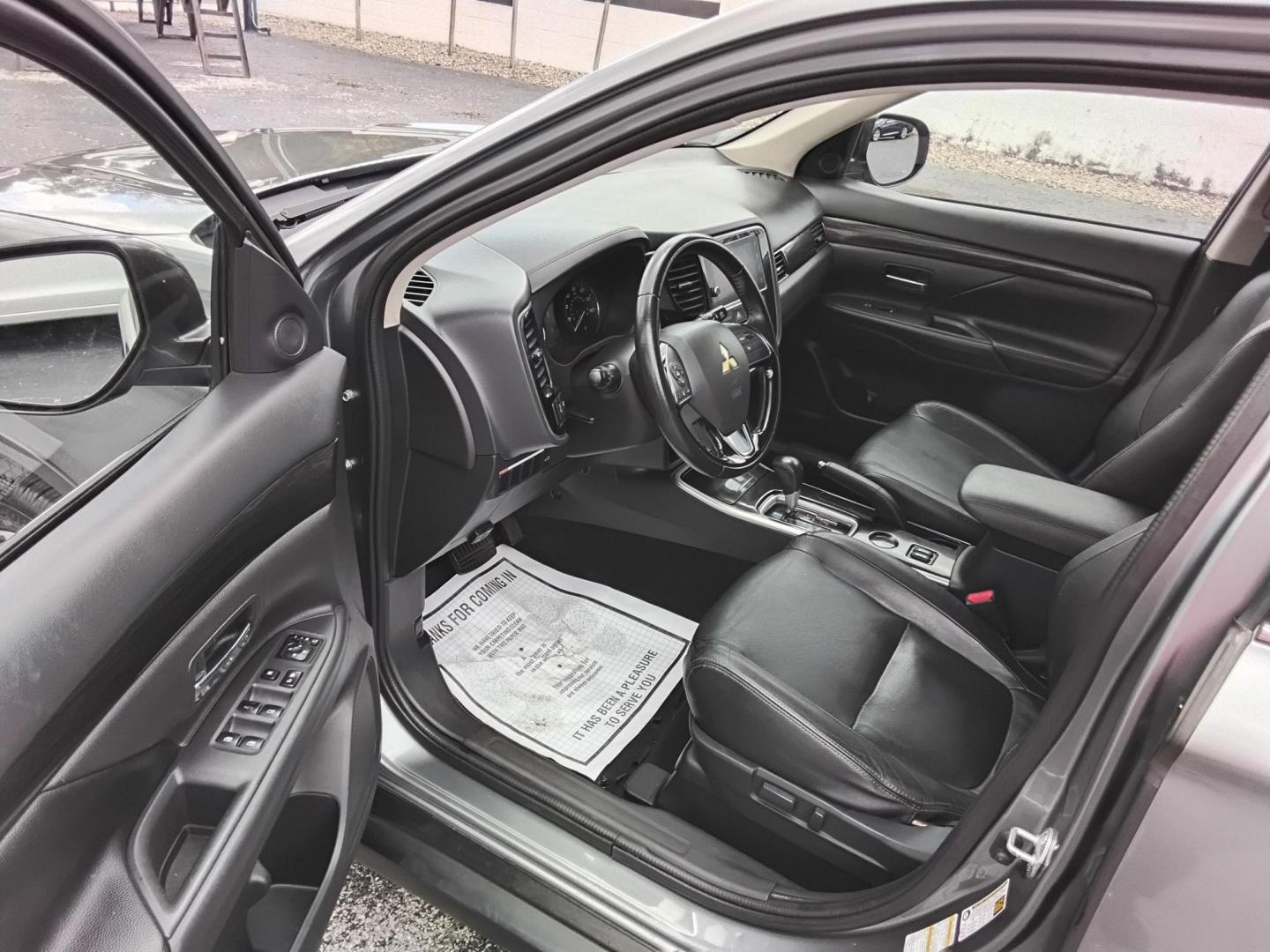 2018 GRAY /Black Mitsubishi Outlander SE 2WD (JA4AD3A32JJ) with an 2.4L L4 DOHC 16V engine, CVT transmission, located at 6112 N Florida Avenue, Tampa, FL, 33604, (888) 521-5131, 27.954929, -82.459534 - 499$ DOWN PLUS TAX & TAG. - Photo#9