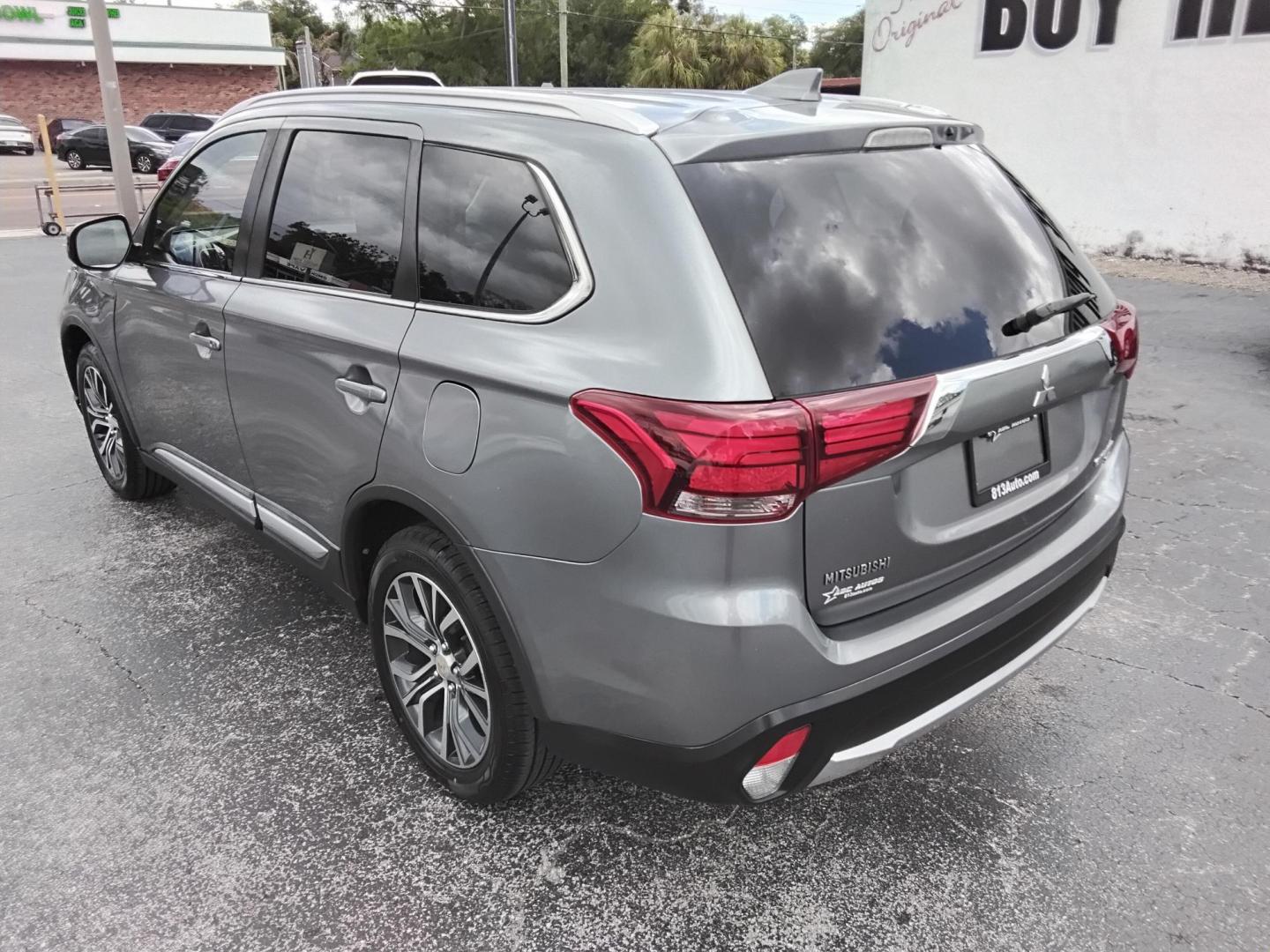 2018 GRAY /Black Mitsubishi Outlander SE 2WD (JA4AD3A32JJ) with an 2.4L L4 DOHC 16V engine, CVT transmission, located at 6112 N Florida Avenue, Tampa, FL, 33604, (888) 521-5131, 27.954929, -82.459534 - 499$ DOWN PLUS TAX & TAG. - Photo#5