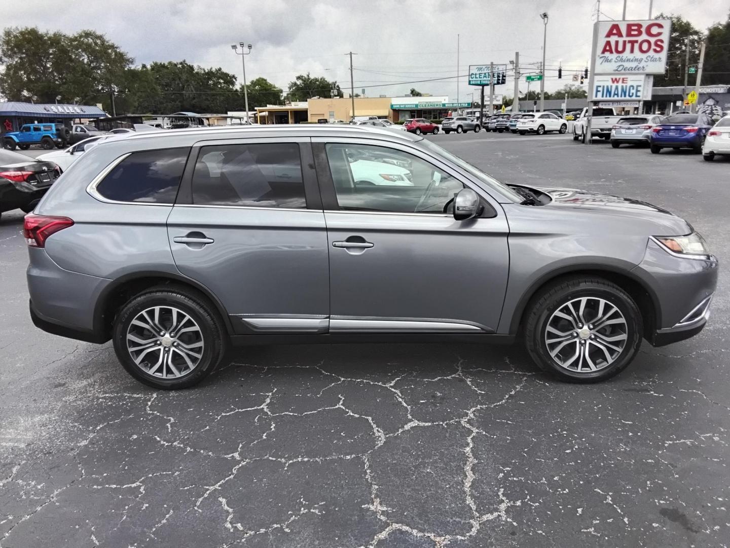 2018 GRAY /Black Mitsubishi Outlander SE 2WD (JA4AD3A32JJ) with an 2.4L L4 DOHC 16V engine, CVT transmission, located at 6112 N Florida Avenue, Tampa, FL, 33604, (888) 521-5131, 27.954929, -82.459534 - 499$ DOWN PLUS TAX & TAG. - Photo#2
