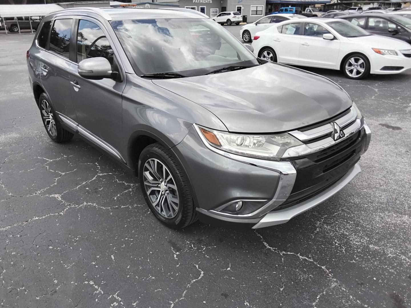 2018 GRAY /Black Mitsubishi Outlander SE 2WD (JA4AD3A32JJ) with an 2.4L L4 DOHC 16V engine, CVT transmission, located at 6112 N Florida Avenue, Tampa, FL, 33604, (888) 521-5131, 27.954929, -82.459534 - 499$ DOWN PLUS TAX & TAG. - Photo#4
