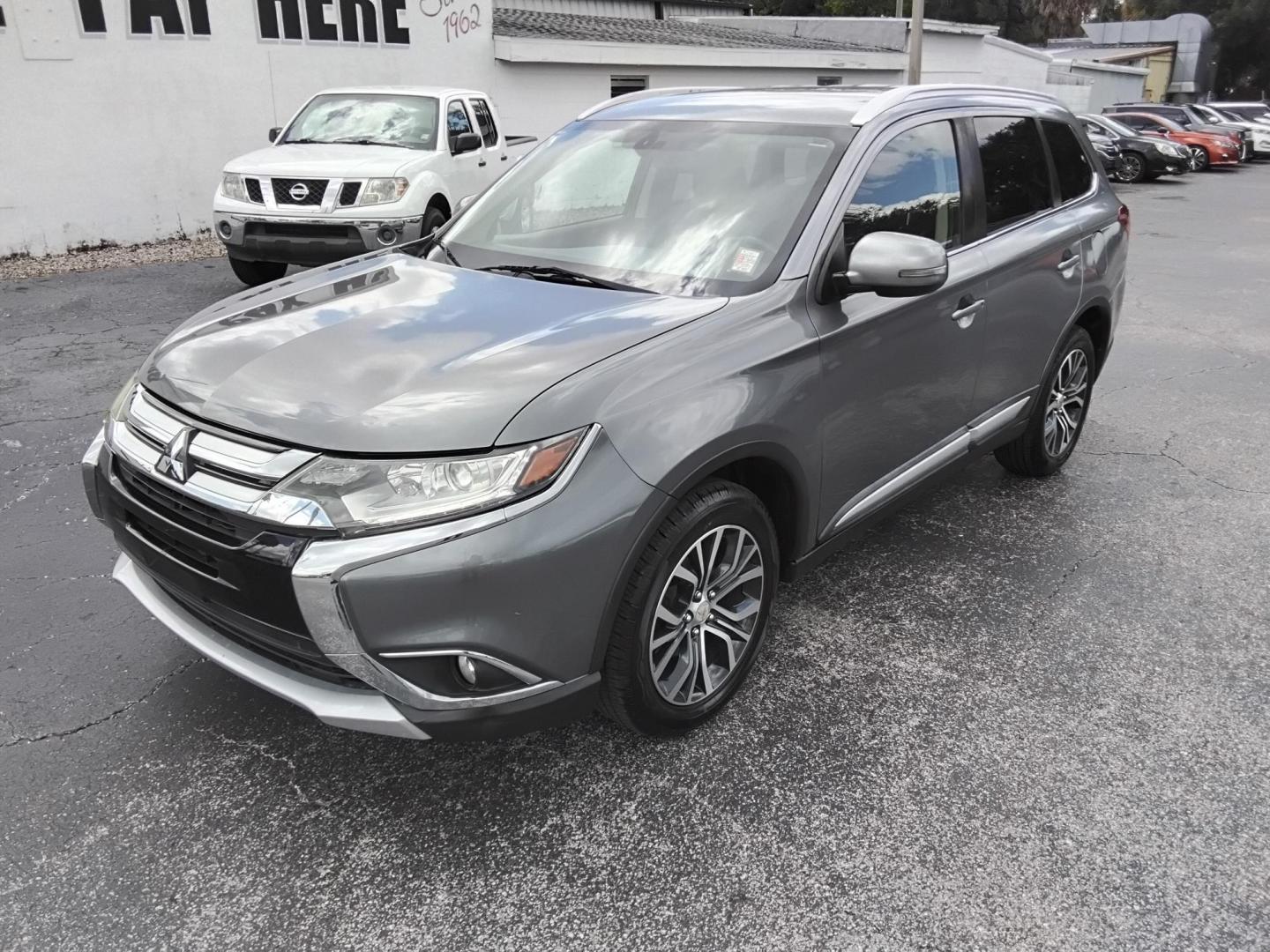 2018 GRAY /Black Mitsubishi Outlander SE 2WD (JA4AD3A32JJ) with an 2.4L L4 DOHC 16V engine, CVT transmission, located at 6112 N Florida Avenue, Tampa, FL, 33604, (888) 521-5131, 27.954929, -82.459534 - 499$ DOWN PLUS TAX & TAG. - Photo#3