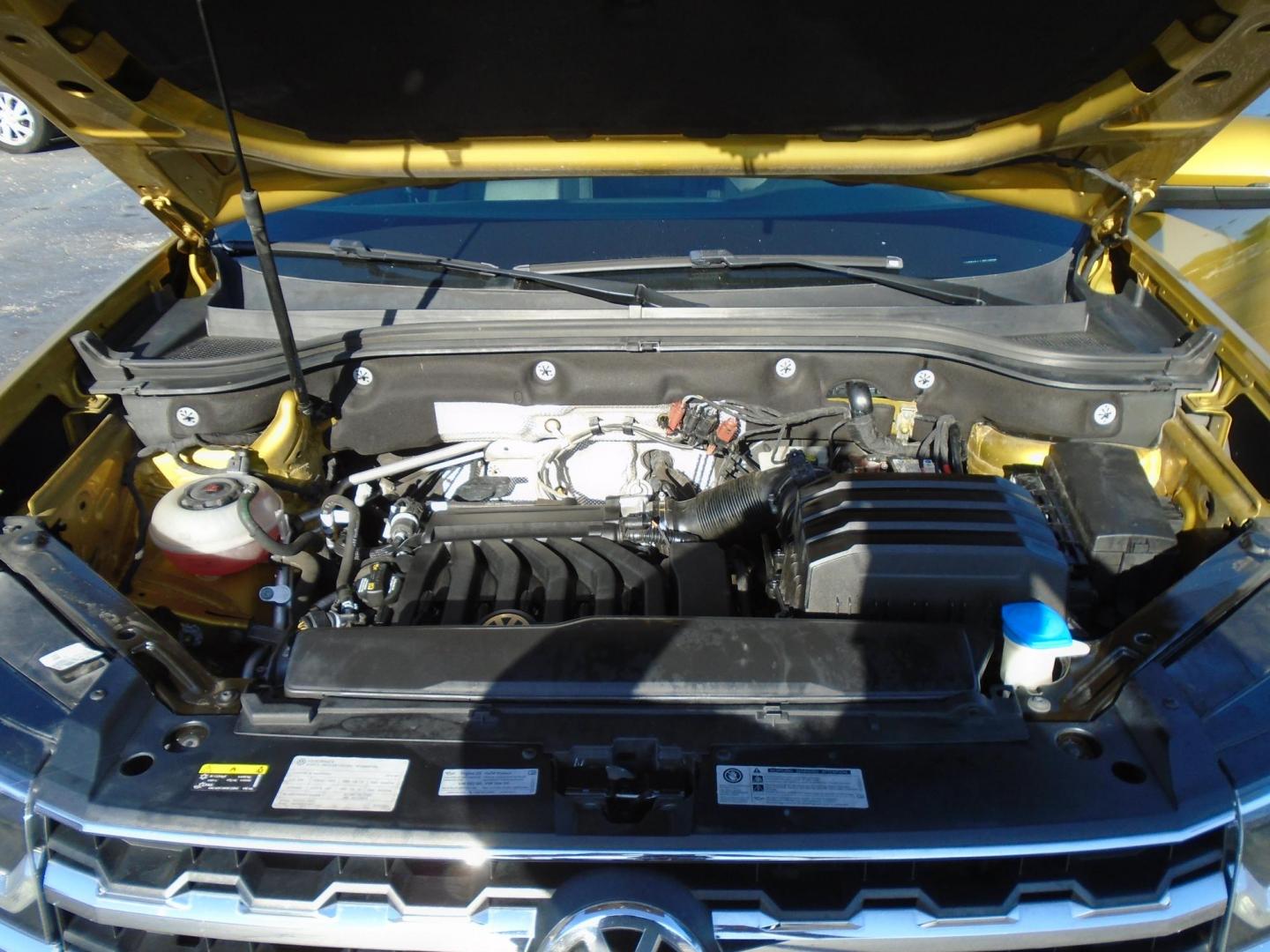2018 Gold /Black Volkswagen Atlas V6 SEL (1V2ER2CA4JC) with an 3.6L V6 DOHC 24V engine, 8A transmission, located at 6112 N Florida Avenue, Tampa, FL, 33604, (888) 521-5131, 27.954929, -82.459534 - 499$ down plus tax & tag. - Photo#17