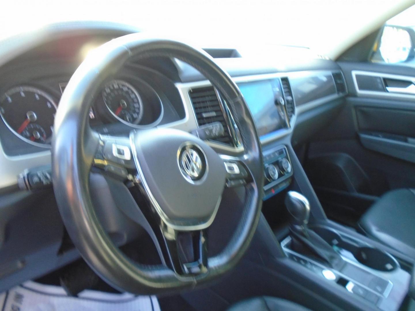 2018 Gold /Black Volkswagen Atlas V6 SEL (1V2ER2CA4JC) with an 3.6L V6 DOHC 24V engine, 8A transmission, located at 6112 N Florida Avenue, Tampa, FL, 33604, (888) 521-5131, 27.954929, -82.459534 - 499$ down plus tax & tag. - Photo#9