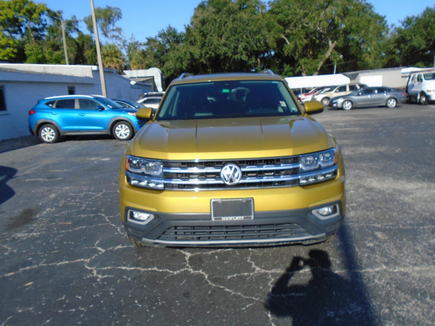 2018 Gold /Black Volkswagen Atlas V6 SEL (1V2ER2CA4JC) with an 3.6L V6 DOHC 24V engine, 8A transmission, located at 6112 N Florida Avenue, Tampa, FL, 33604, (888) 521-5131, 27.954929, -82.459534 - 499$ down plus tax & tag. - Photo#1
