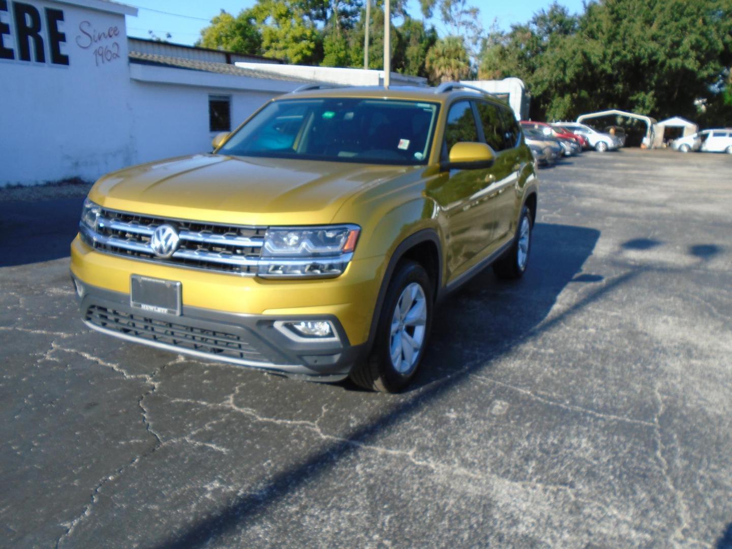 2018 Gold /Black Volkswagen Atlas V6 SEL (1V2ER2CA4JC) with an 3.6L V6 DOHC 24V engine, 8A transmission, located at 6112 N Florida Avenue, Tampa, FL, 33604, (888) 521-5131, 27.954929, -82.459534 - 499$ down plus tax & tag. - Photo#2