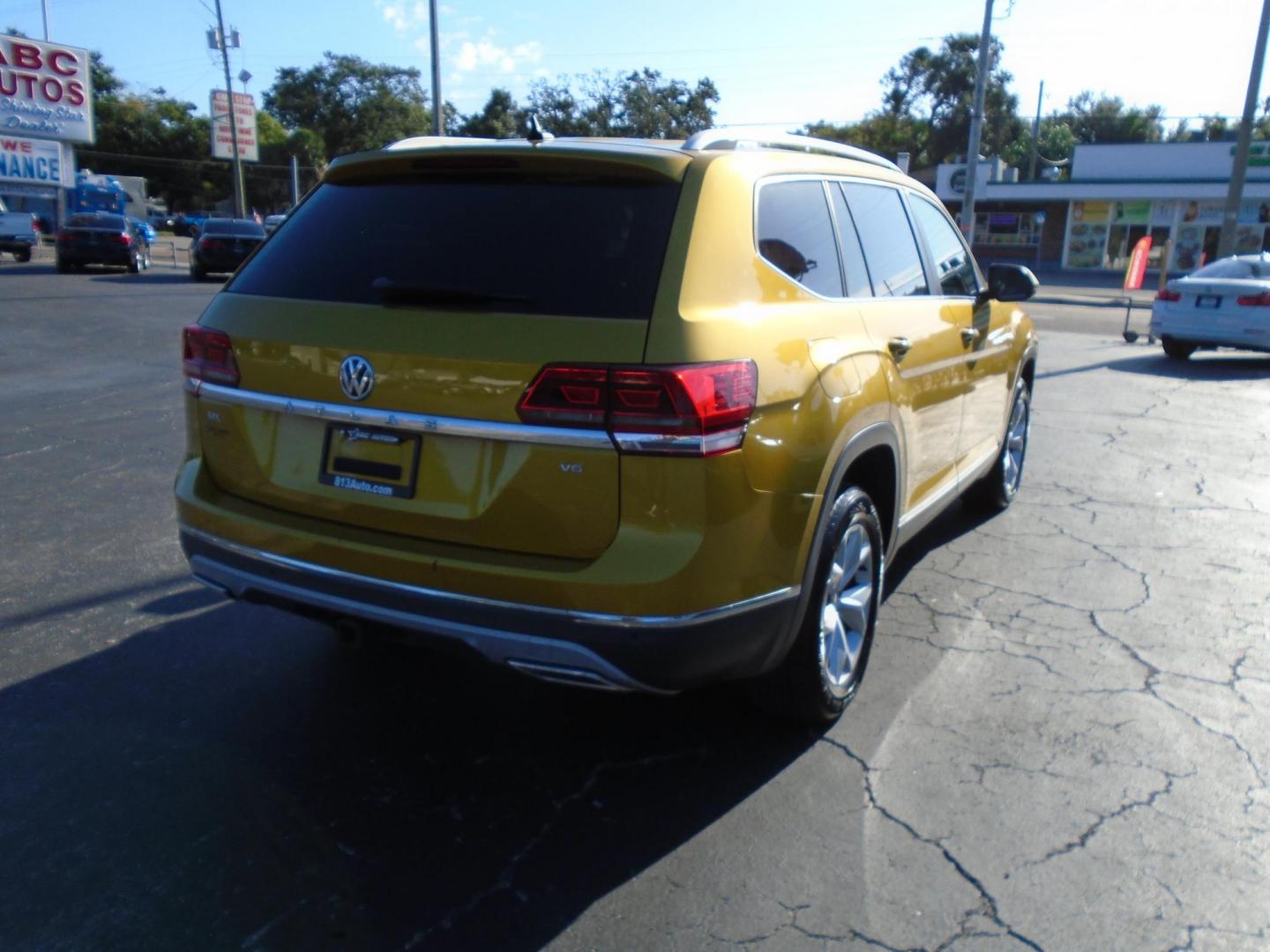 2018 Gold /Black Volkswagen Atlas V6 SEL (1V2ER2CA4JC) with an 3.6L V6 DOHC 24V engine, 8A transmission, located at 6112 N Florida Avenue, Tampa, FL, 33604, (888) 521-5131, 27.954929, -82.459534 - 499$ down plus tax & tag. - Photo#4