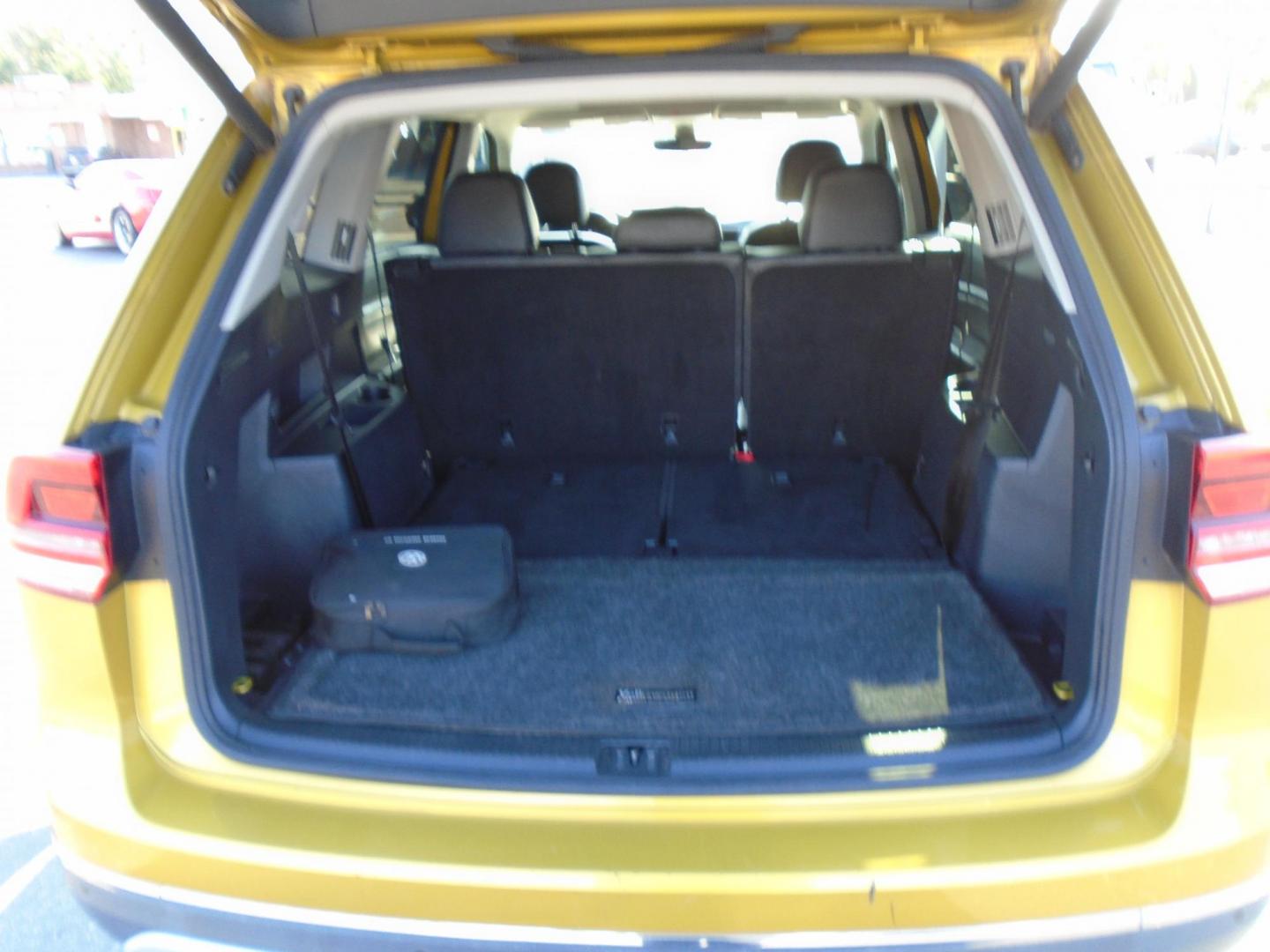 2018 Gold /Black Volkswagen Atlas V6 SEL (1V2ER2CA4JC) with an 3.6L V6 DOHC 24V engine, 8A transmission, located at 6112 N Florida Avenue, Tampa, FL, 33604, (888) 521-5131, 27.954929, -82.459534 - 499$ down plus tax & tag. - Photo#7