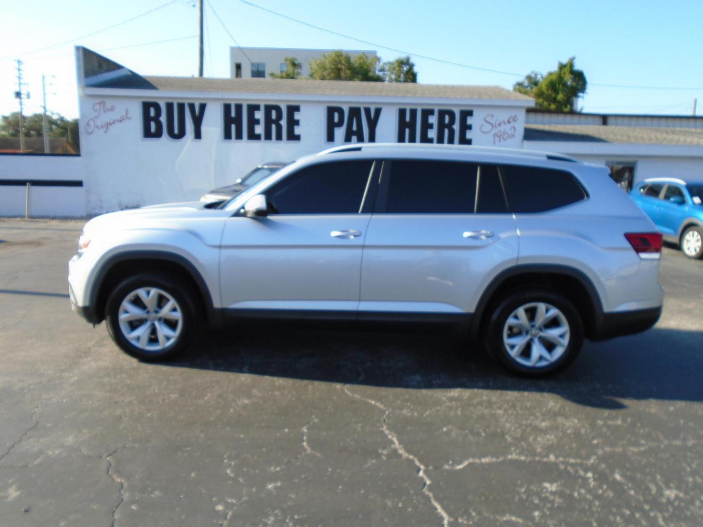 2018 SILVER /Grey Volkswagen Atlas V6 S AWD (1V2GR2CA6JC) with an 3.6L V6 DOHC 24V engine, 8A transmission, located at 6112 N Florida Avenue, Tampa, FL, 33604, (888) 521-5131, 27.954929, -82.459534 - 499$ down plus tax & tag. - Photo#0