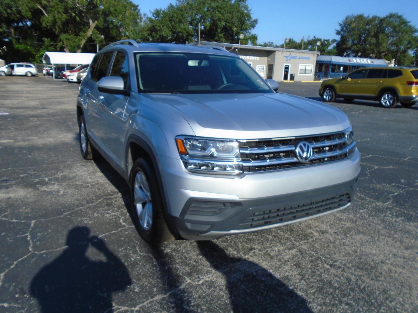 2018 SILVER /Grey Volkswagen Atlas V6 S AWD (1V2GR2CA6JC) with an 3.6L V6 DOHC 24V engine, 8A transmission, located at 6112 N Florida Avenue, Tampa, FL, 33604, (888) 521-5131, 27.954929, -82.459534 - 499$ down plus tax & tag. - Photo#3
