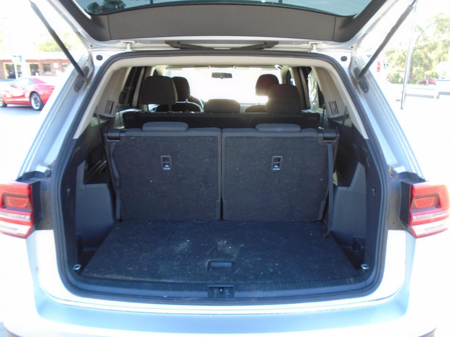 2018 SILVER /Grey Volkswagen Atlas V6 S AWD (1V2GR2CA6JC) with an 3.6L V6 DOHC 24V engine, 8A transmission, located at 6112 N Florida Avenue, Tampa, FL, 33604, (888) 521-5131, 27.954929, -82.459534 - 499$ down plus tax & tag. - Photo#7