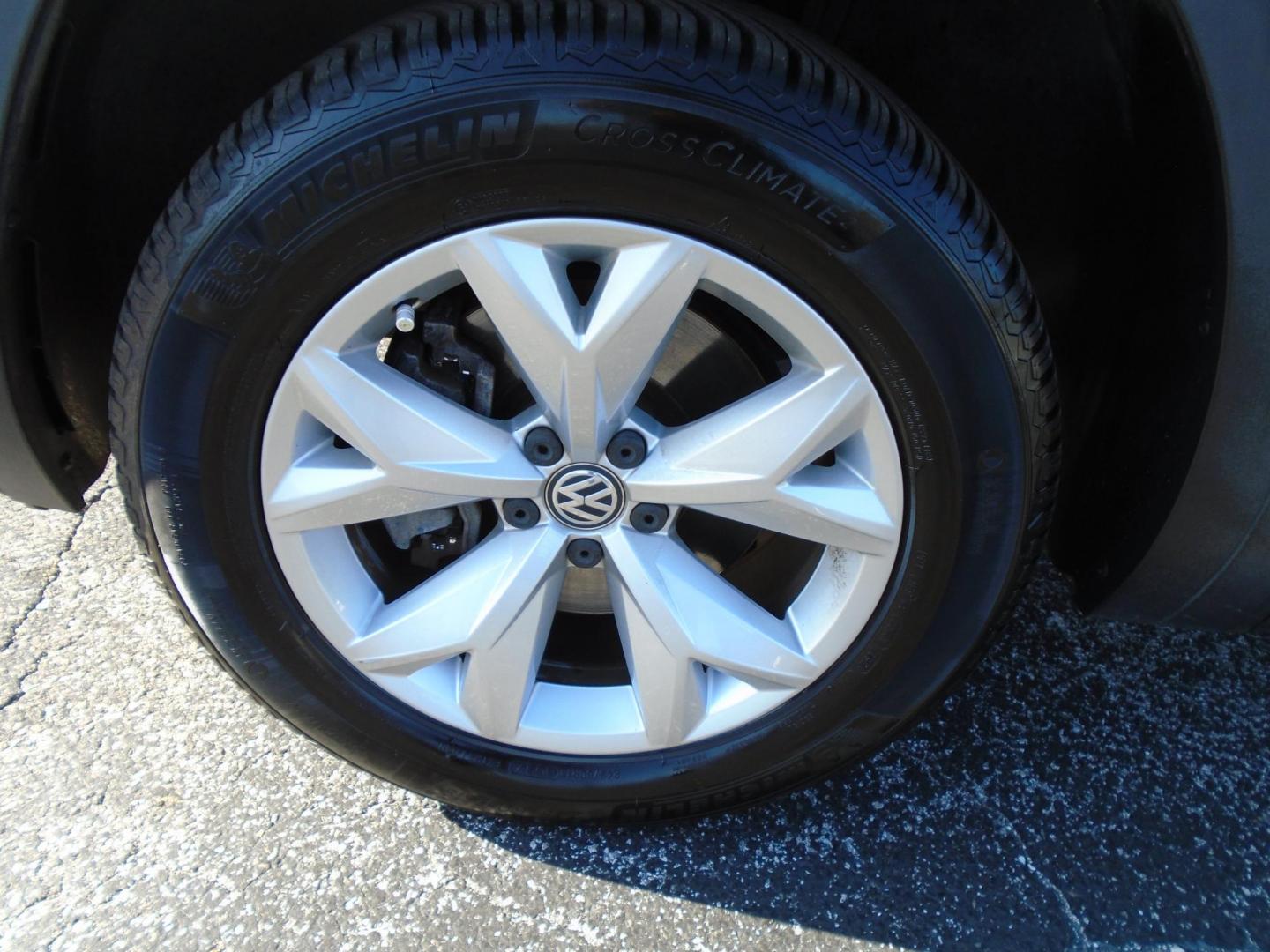 2018 SILVER /Grey Volkswagen Atlas V6 S AWD (1V2GR2CA6JC) with an 3.6L V6 DOHC 24V engine, 8A transmission, located at 6112 N Florida Avenue, Tampa, FL, 33604, (888) 521-5131, 27.954929, -82.459534 - 499$ down plus tax & tag. - Photo#15