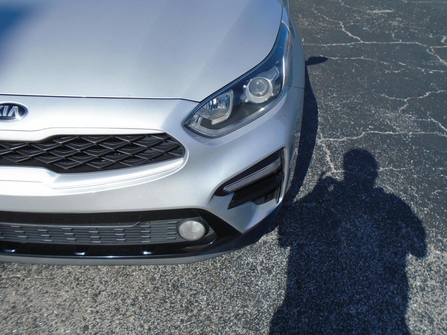 2021 GRAY /Black Kia Forte FE (3KPF24AD0ME) with an 2.0L L4 DOHC 16V engine, CVT transmission, located at 6112 N Florida Avenue, Tampa, FL, 33604, (888) 521-5131, 27.954929, -82.459534 - 499$ down plus tax & tag. - Photo#3