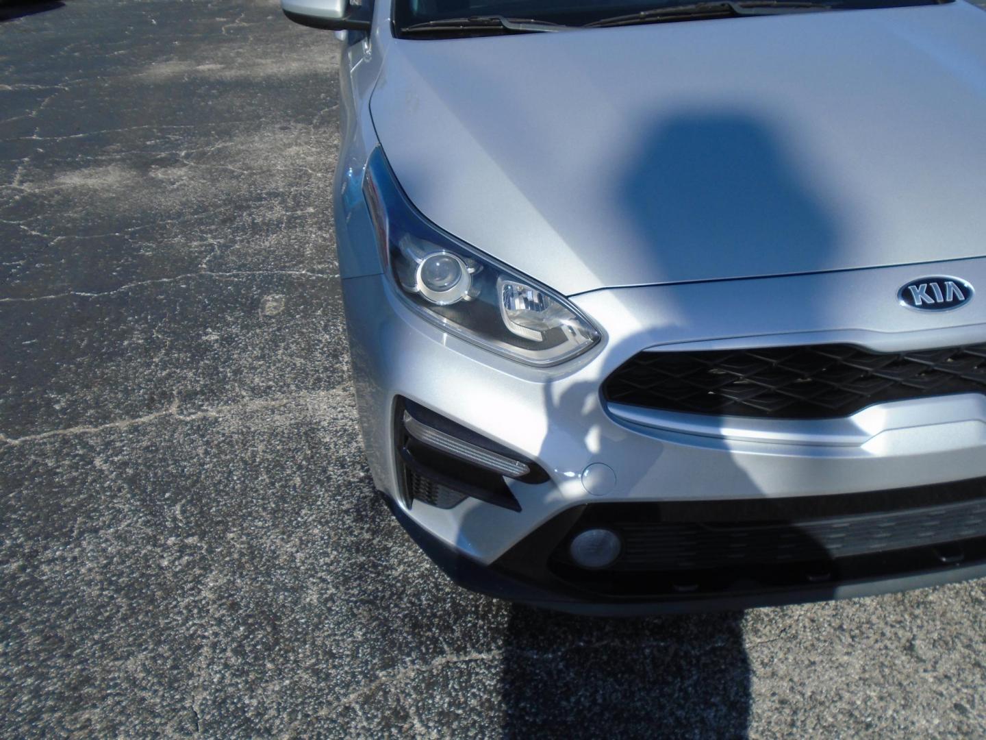 2021 GRAY /Black Kia Forte FE (3KPF24AD0ME) with an 2.0L L4 DOHC 16V engine, CVT transmission, located at 6112 N Florida Avenue, Tampa, FL, 33604, (888) 521-5131, 27.954929, -82.459534 - 499$ down plus tax & tag. - Photo#5