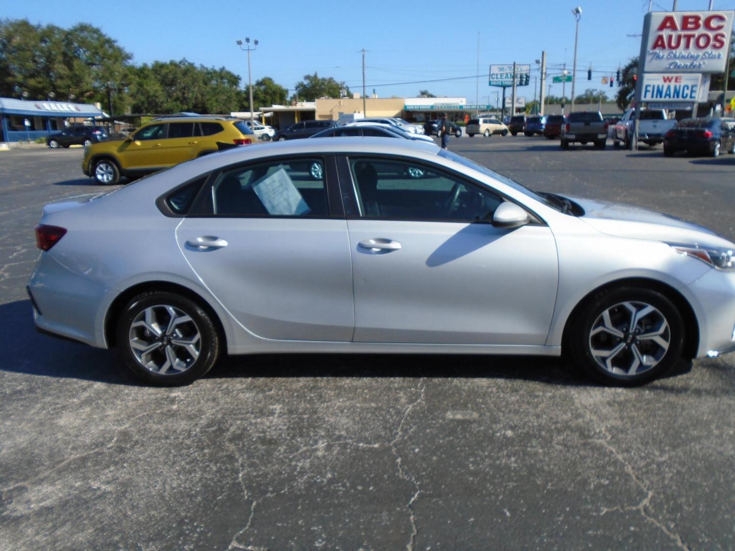 2021 GRAY /Black Kia Forte FE (3KPF24AD0ME) with an 2.0L L4 DOHC 16V engine, CVT transmission, located at 6112 N Florida Avenue, Tampa, FL, 33604, (888) 521-5131, 27.954929, -82.459534 - 499$ down plus tax & tag. - Photo#7