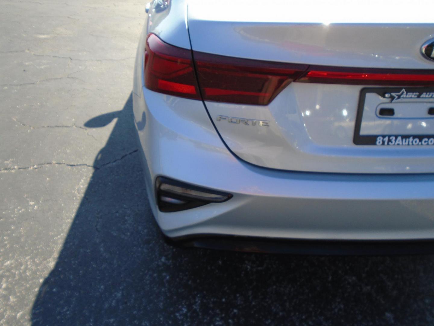 2021 GRAY /Black Kia Forte FE (3KPF24AD0ME) with an 2.0L L4 DOHC 16V engine, CVT transmission, located at 6112 N Florida Avenue, Tampa, FL, 33604, (888) 521-5131, 27.954929, -82.459534 - 499$ down plus tax & tag. - Photo#12