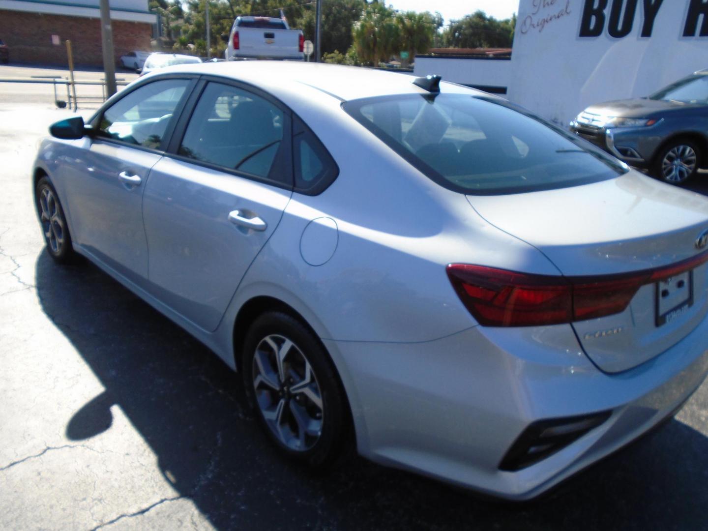 2021 GRAY /Black Kia Forte FE (3KPF24AD0ME) with an 2.0L L4 DOHC 16V engine, CVT transmission, located at 6112 N Florida Avenue, Tampa, FL, 33604, (888) 521-5131, 27.954929, -82.459534 - 499$ down plus tax & tag. - Photo#13