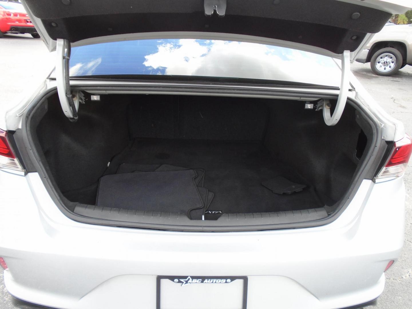 2018 SILVER /White Hyundai Sonata Sport (5NPE34AFXJH) with an 2.4L L4 DOHC 16V engine, 6A transmission, located at 6112 N Florida Avenue, Tampa, FL, 33604, (888) 521-5131, 27.954929, -82.459534 - 499$ DOWN PLUS TAX & TAG. - Photo#7