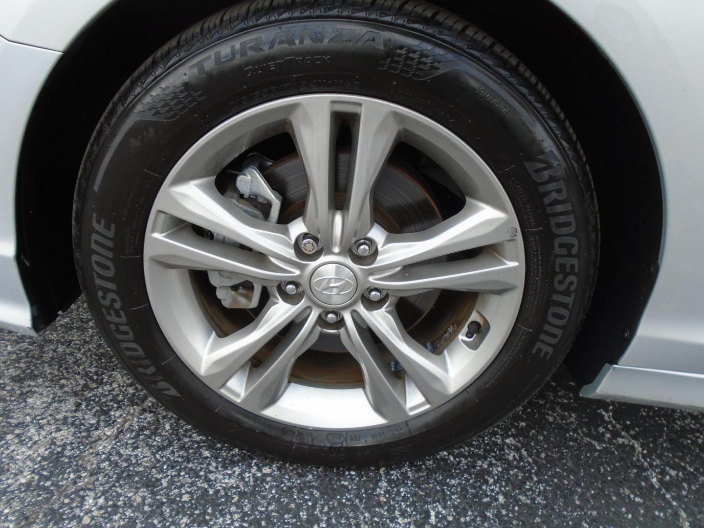 2018 SILVER /White Hyundai Sonata Sport (5NPE34AFXJH) with an 2.4L L4 DOHC 16V engine, 6A transmission, located at 6112 N Florida Avenue, Tampa, FL, 33604, (888) 521-5131, 27.954929, -82.459534 - 499$ DOWN PLUS TAX & TAG. - Photo#14