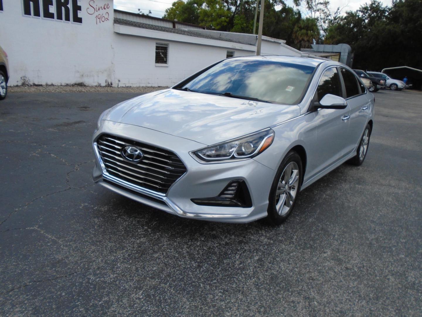 2018 SILVER /White Hyundai Sonata Sport (5NPE34AFXJH) with an 2.4L L4 DOHC 16V engine, 6A transmission, located at 6112 N Florida Avenue, Tampa, FL, 33604, (888) 521-5131, 27.954929, -82.459534 - 499$ DOWN PLUS TAX & TAG. - Photo#2