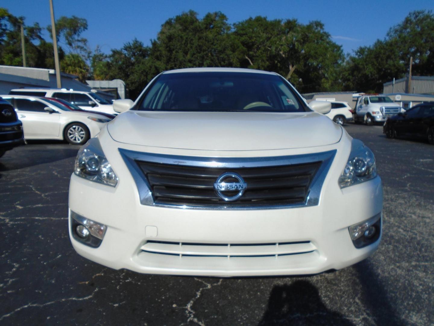 2014 White /Beige Nissan Altima 2.5 SL (1N4AL3AP0EC) with an 2.5L L4 DOHC 16V engine, Continuously Variable Transmission transmission, located at 6112 N Florida Avenue, Tampa, FL, 33604, (888) 521-5131, 27.954929, -82.459534 - 499$ down plus tax & tag. - Photo#1