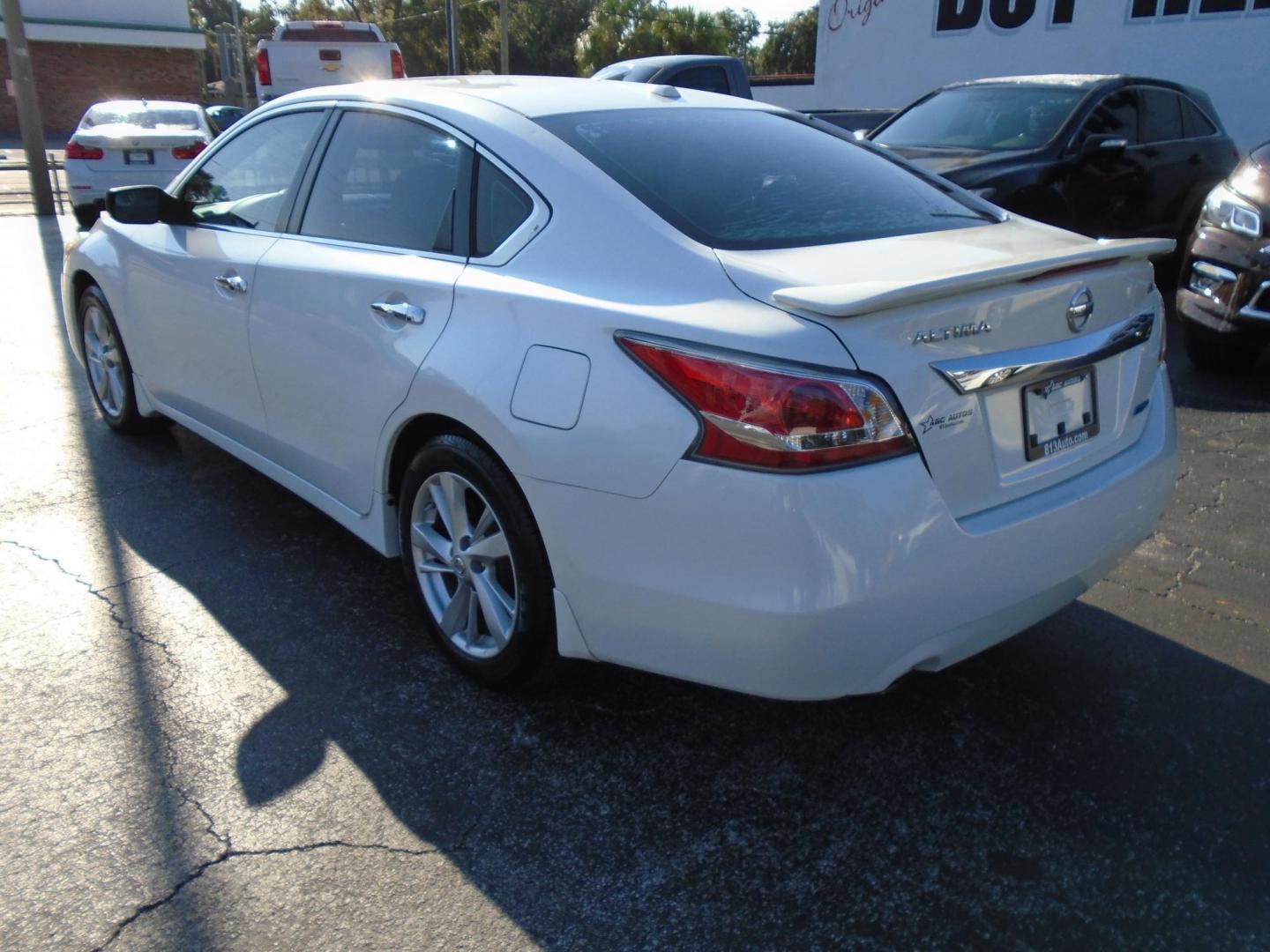 2014 White /Beige Nissan Altima 2.5 SL (1N4AL3AP0EC) with an 2.5L L4 DOHC 16V engine, Continuously Variable Transmission transmission, located at 6112 N Florida Avenue, Tampa, FL, 33604, (888) 521-5131, 27.954929, -82.459534 - 499$ down plus tax & tag. - Photo#5