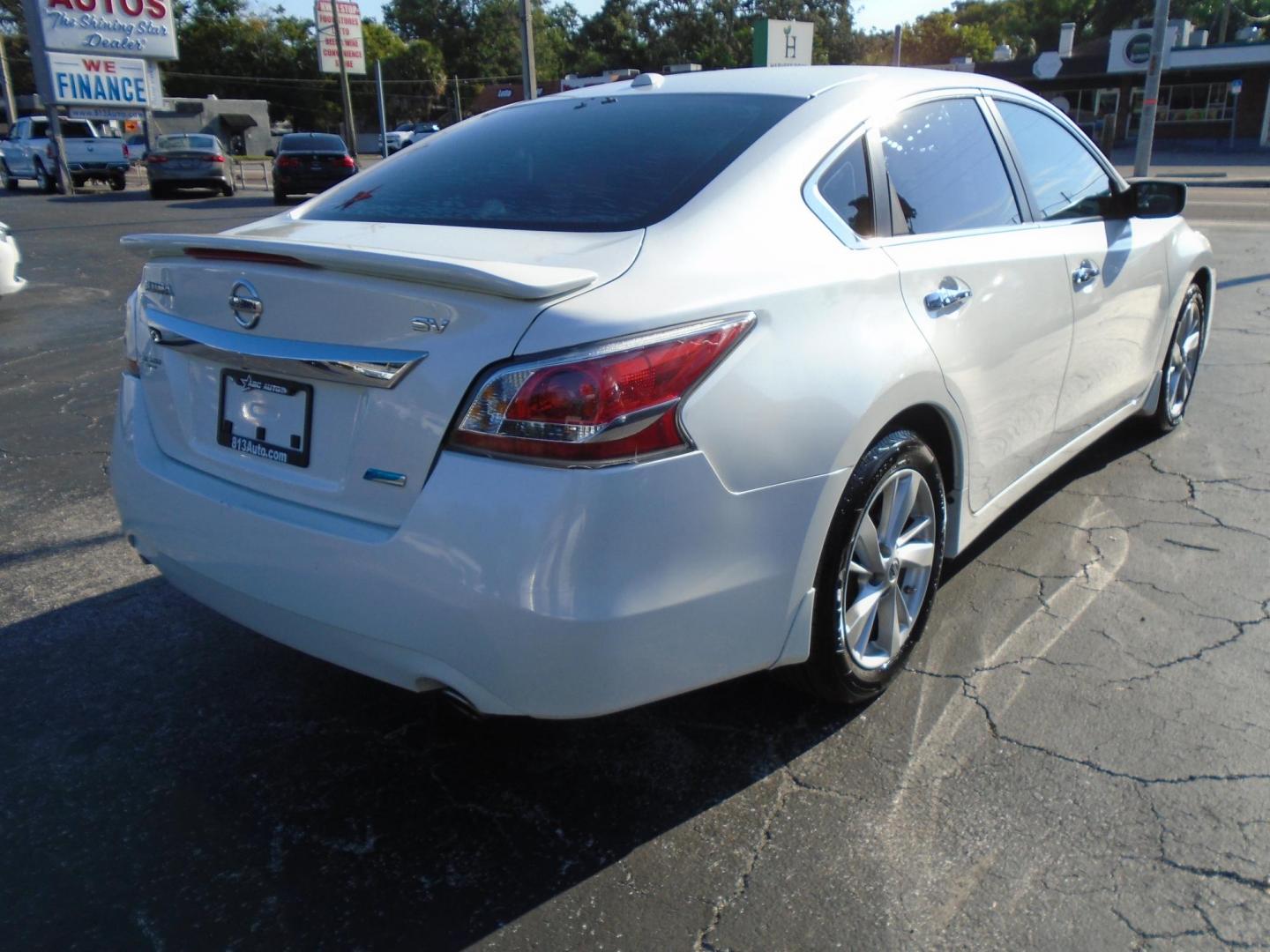 2014 White /Beige Nissan Altima 2.5 SL (1N4AL3AP0EC) with an 2.5L L4 DOHC 16V engine, Continuously Variable Transmission transmission, located at 6112 N Florida Avenue, Tampa, FL, 33604, (888) 521-5131, 27.954929, -82.459534 - 499$ down plus tax & tag. - Photo#4
