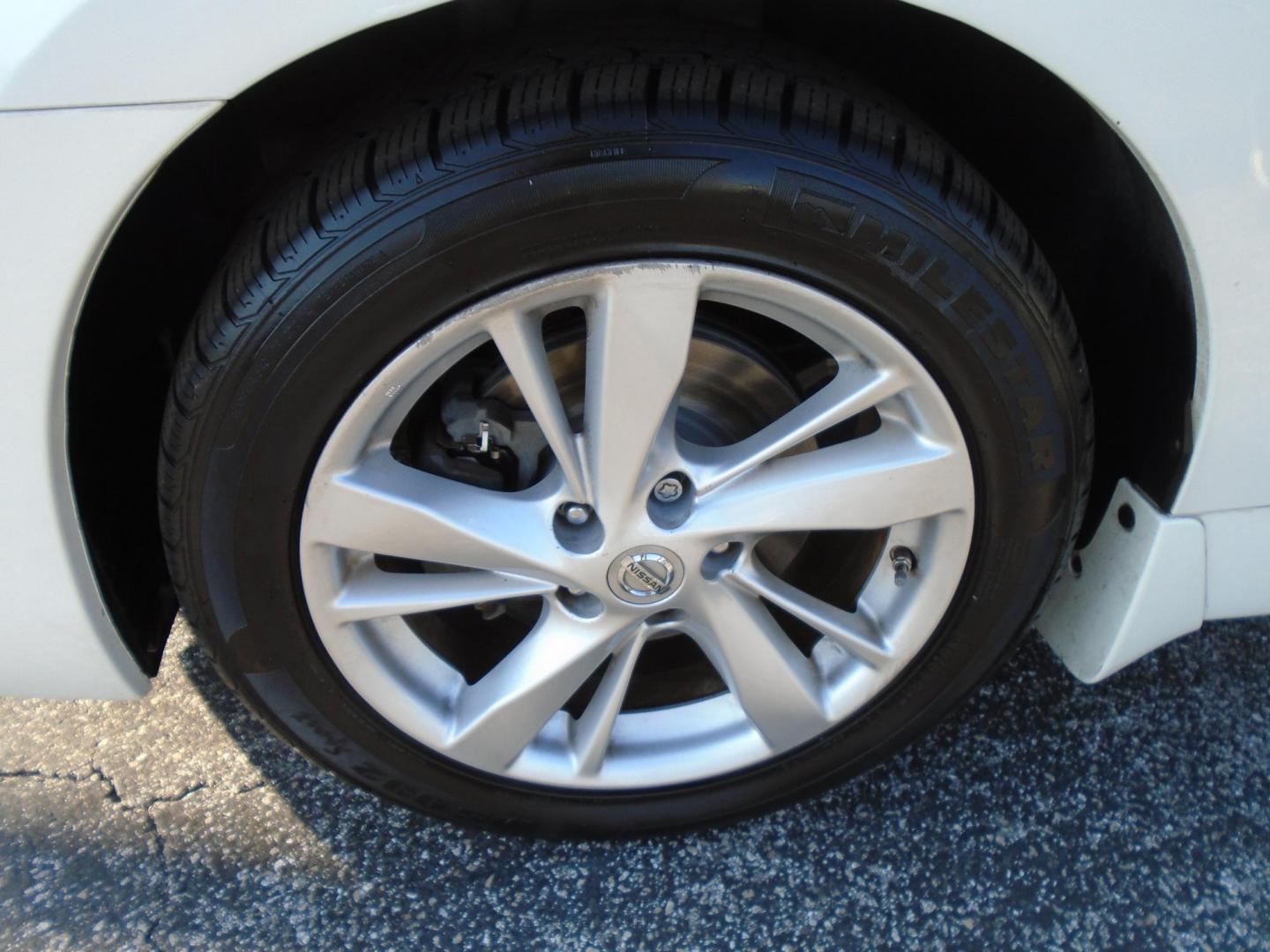 2014 White /Beige Nissan Altima 2.5 SL (1N4AL3AP0EC) with an 2.5L L4 DOHC 16V engine, Continuously Variable Transmission transmission, located at 6112 N Florida Avenue, Tampa, FL, 33604, (888) 521-5131, 27.954929, -82.459534 - 499$ down plus tax & tag. - Photo#14