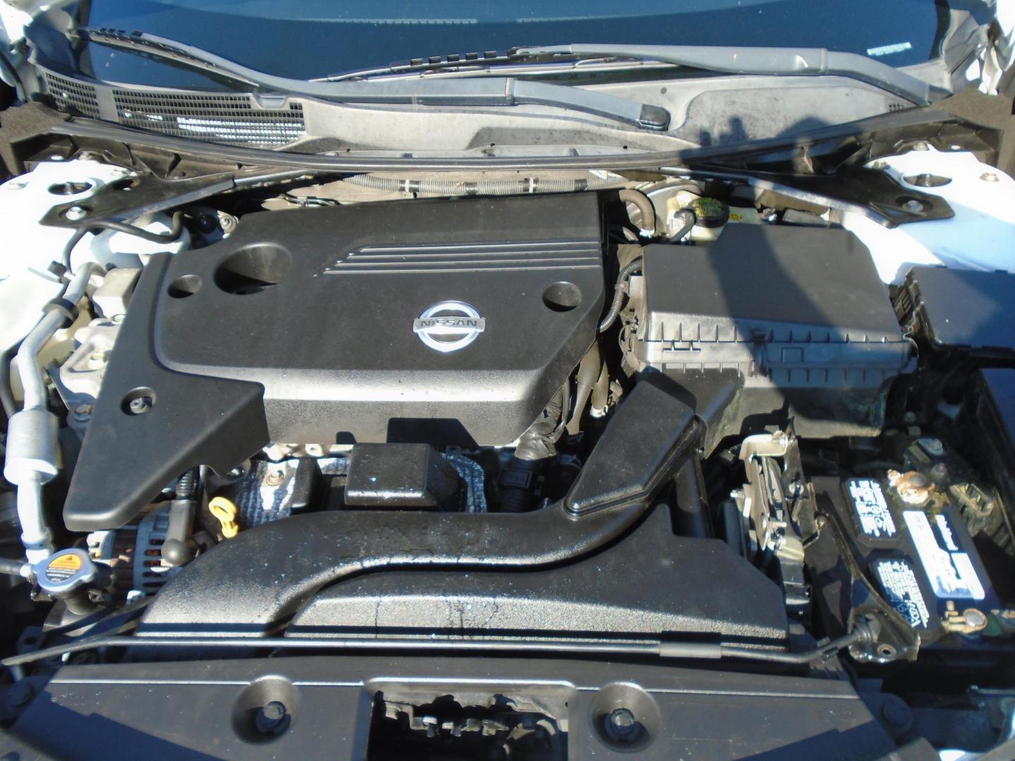 2014 White /Beige Nissan Altima 2.5 SL (1N4AL3AP0EC) with an 2.5L L4 DOHC 16V engine, Continuously Variable Transmission transmission, located at 6112 N Florida Avenue, Tampa, FL, 33604, (888) 521-5131, 27.954929, -82.459534 - 499$ down plus tax & tag. - Photo#15