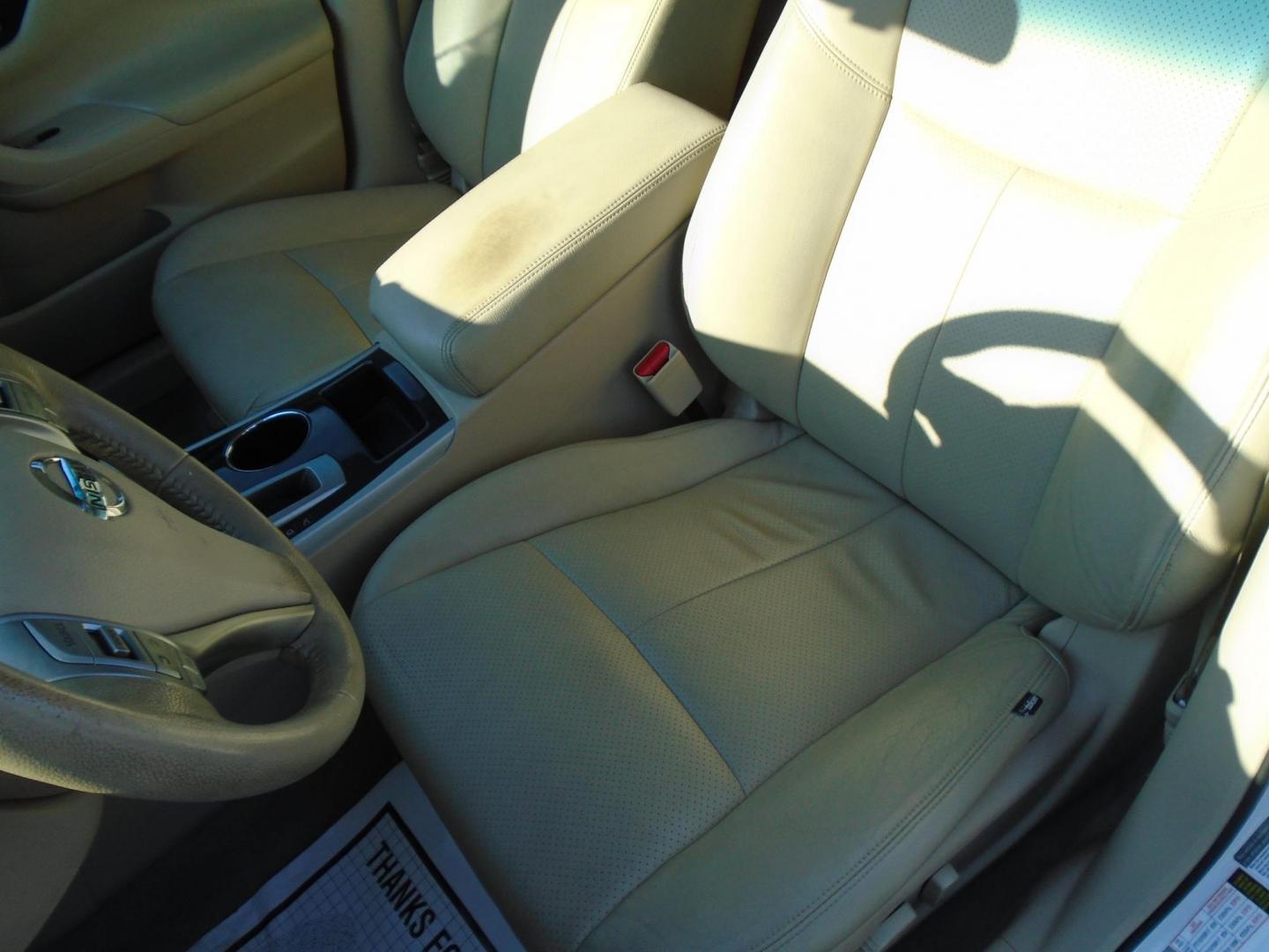 2014 White /Beige Nissan Altima 2.5 SL (1N4AL3AP0EC) with an 2.5L L4 DOHC 16V engine, Continuously Variable Transmission transmission, located at 6112 N Florida Avenue, Tampa, FL, 33604, (888) 521-5131, 27.954929, -82.459534 - 499$ down plus tax & tag. - Photo#10
