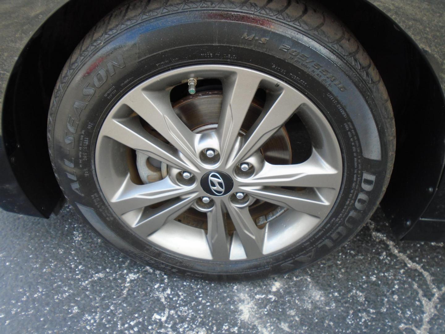 2018 BLACK /Beige Hyundai Elantra Limited (5NPD84LF5JH) with an 1.8L L4 DOHC 16V engine, 6A transmission, located at 6112 N Florida Avenue, Tampa, FL, 33604, (888) 521-5131, 27.954929, -82.459534 - 499$ down plus tax & tag. - Photo#11