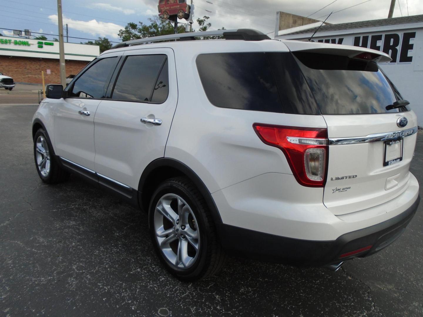 2015 White /Beige Ford Explorer Limited FWD (1FM5K7F80FG) with an 3.5L V6 DOHC 24V engine, 6-Speed Automatic transmission, located at 6112 N Florida Avenue, Tampa, FL, 33604, (888) 521-5131, 27.954929, -82.459534 - 499$ down plus tax & tag. - Photo#8