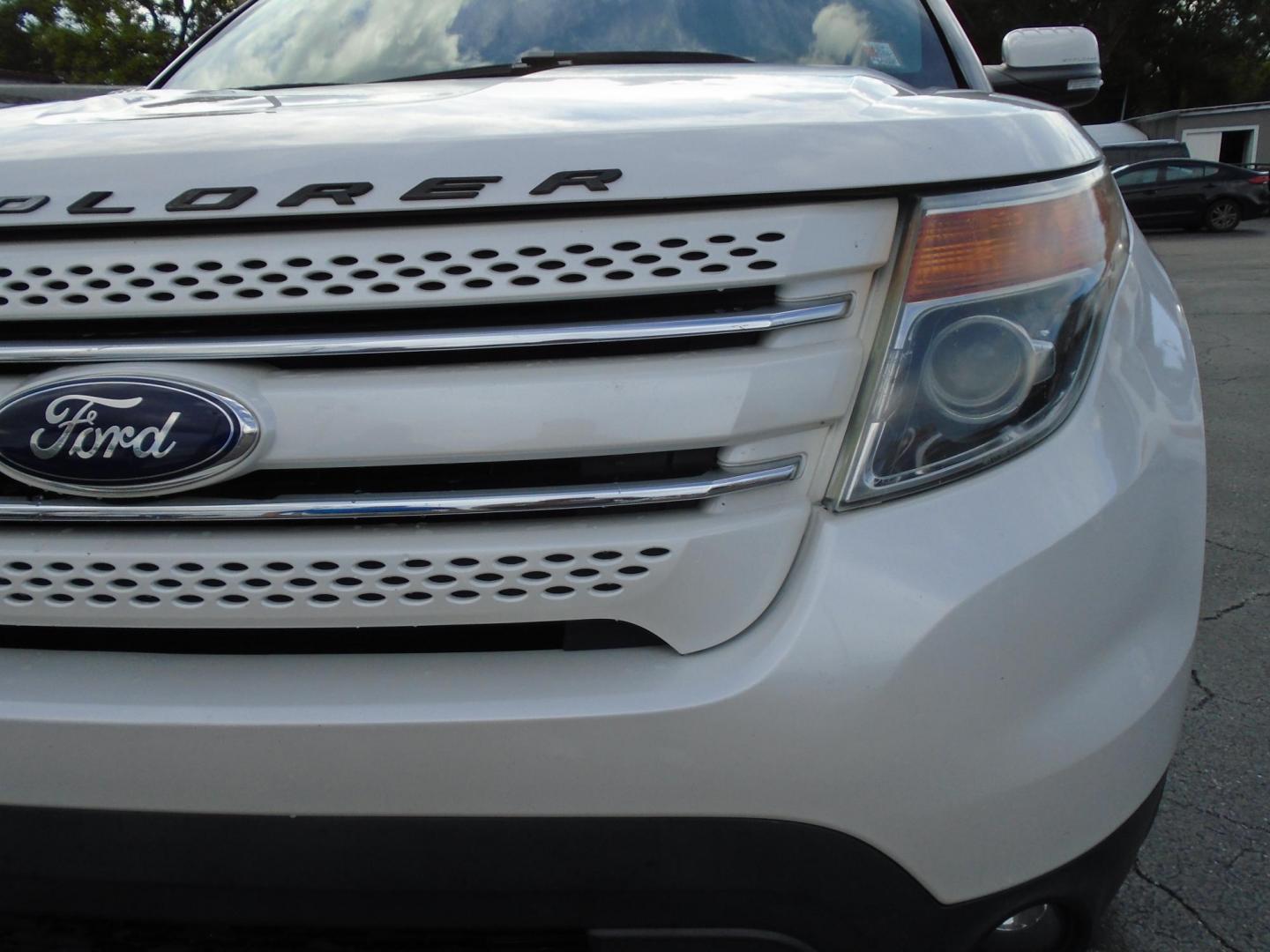 2015 White /Beige Ford Explorer Limited FWD (1FM5K7F80FG) with an 3.5L V6 DOHC 24V engine, 6-Speed Automatic transmission, located at 6112 N Florida Avenue, Tampa, FL, 33604, (888) 521-5131, 27.954929, -82.459534 - 499$ down plus tax & tag. - Photo#4